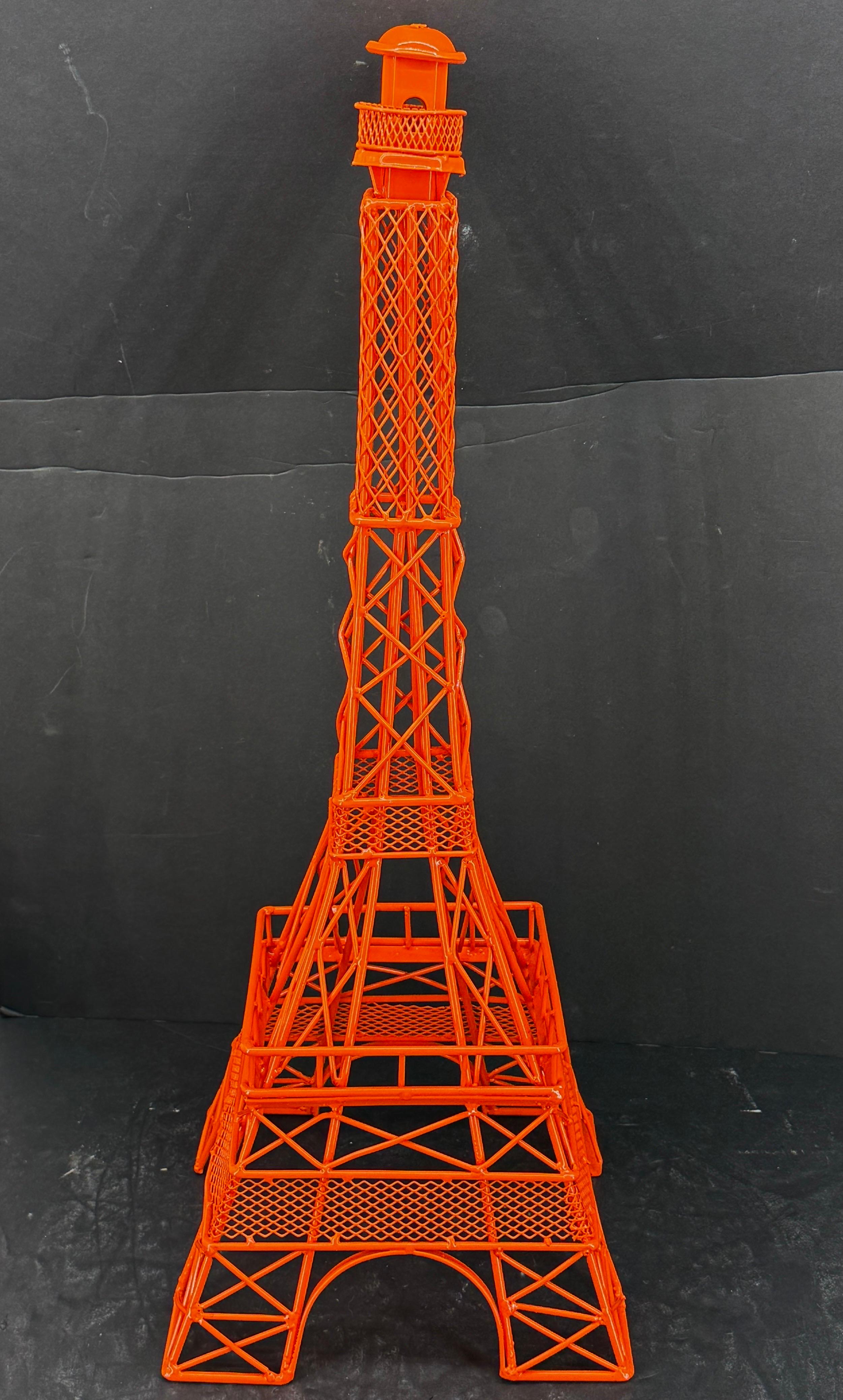 Ferro Statua Replica dell'iconica Torre Eiffel in ferro, Coates a polvere in arancione in vendita