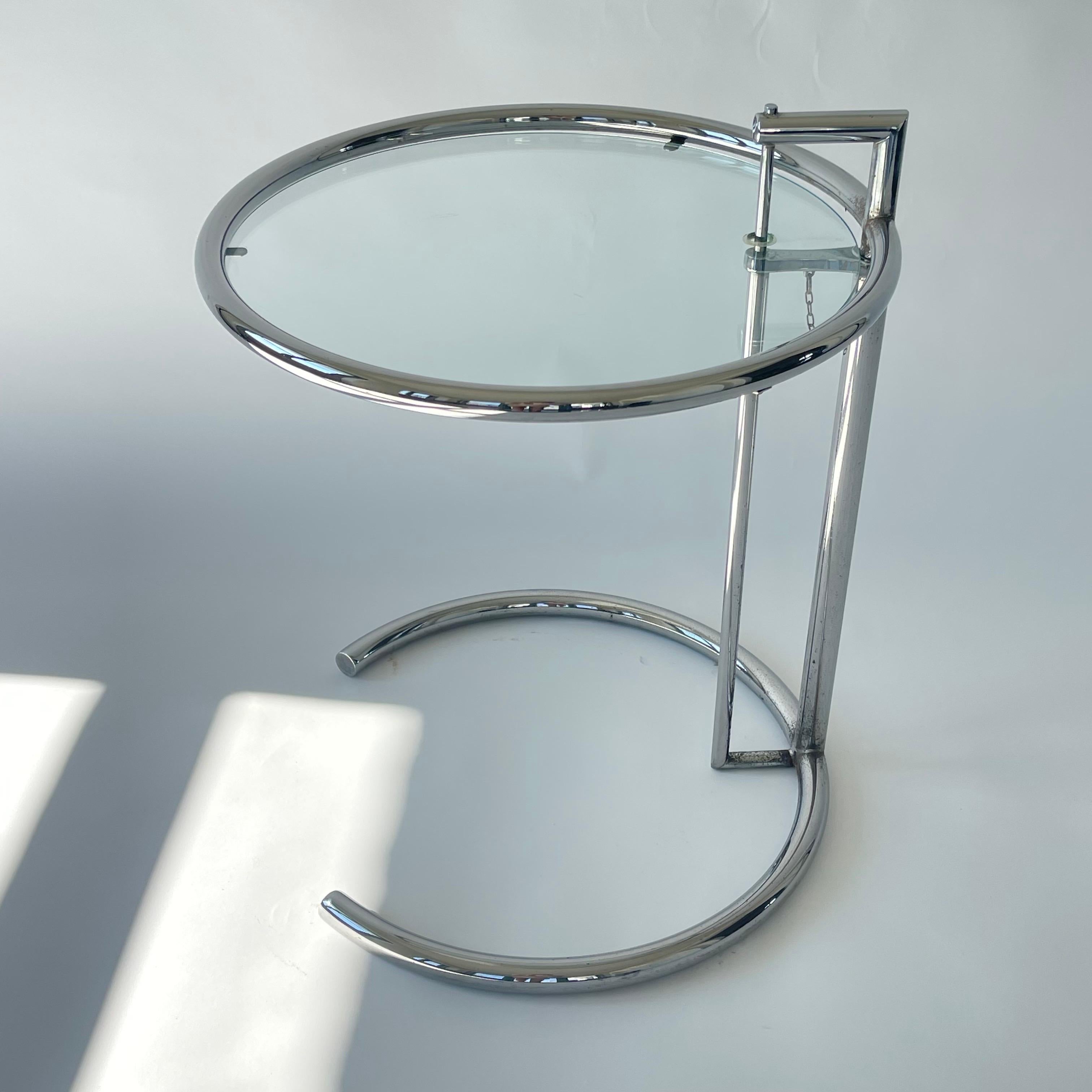 italien Table d'appoint réglable Eileen Gray E 1027 de ClassiCon Italie en vente