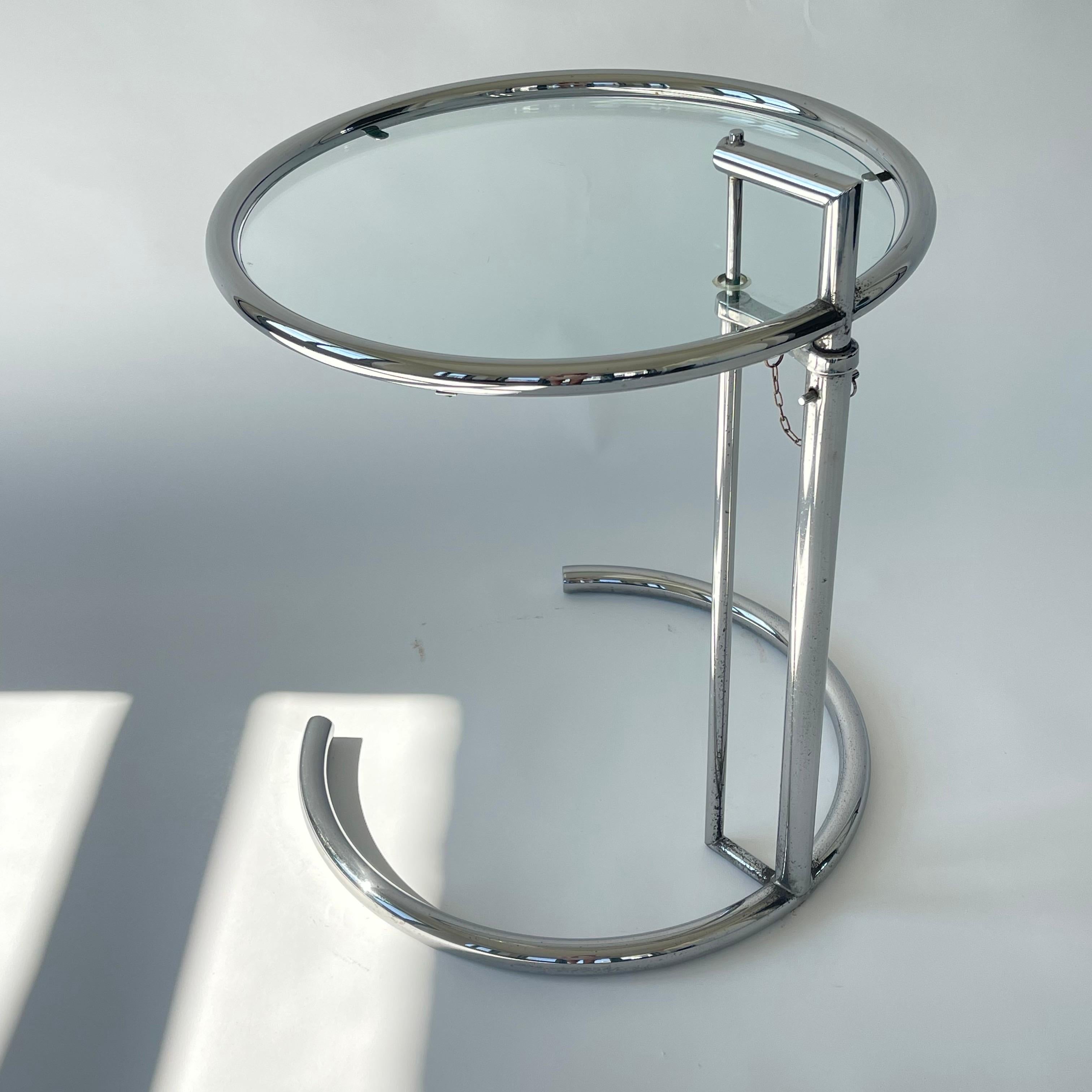 Table d'appoint réglable Eileen Gray E 1027 de ClassiCon Italie Bon état - En vente à Miami, FL