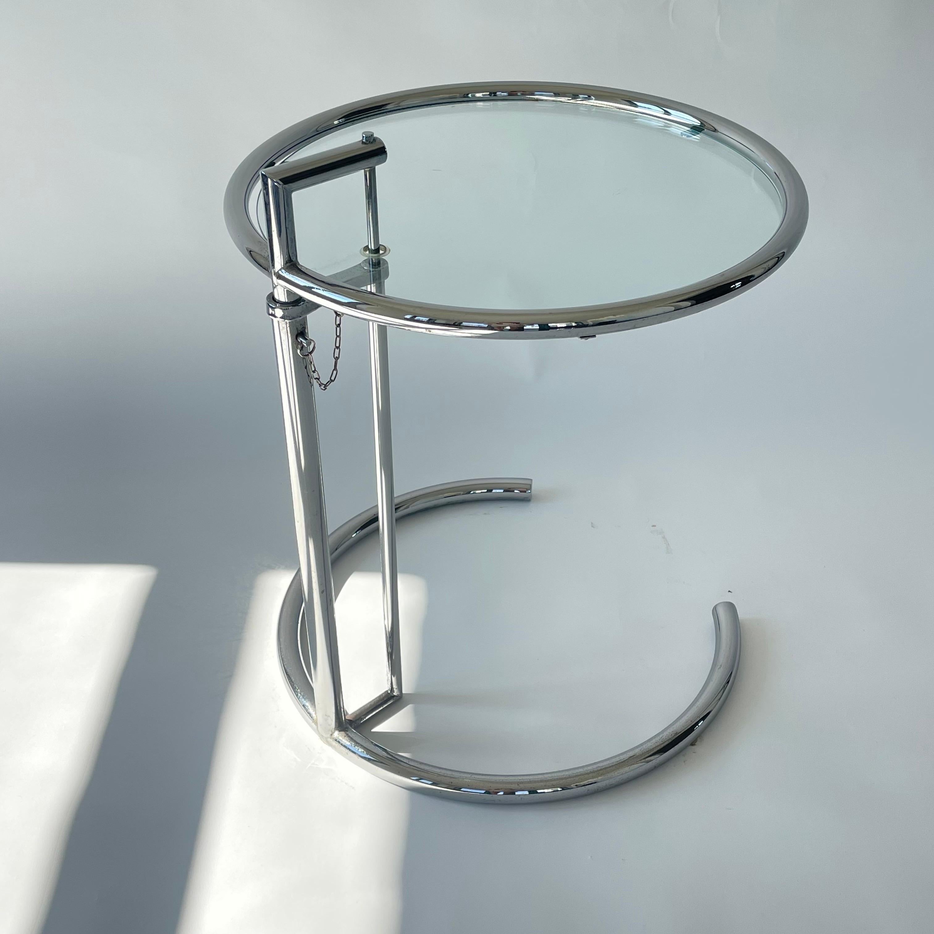 20ième siècle Table d'appoint réglable Eileen Gray E 1027 de ClassiCon Italie en vente