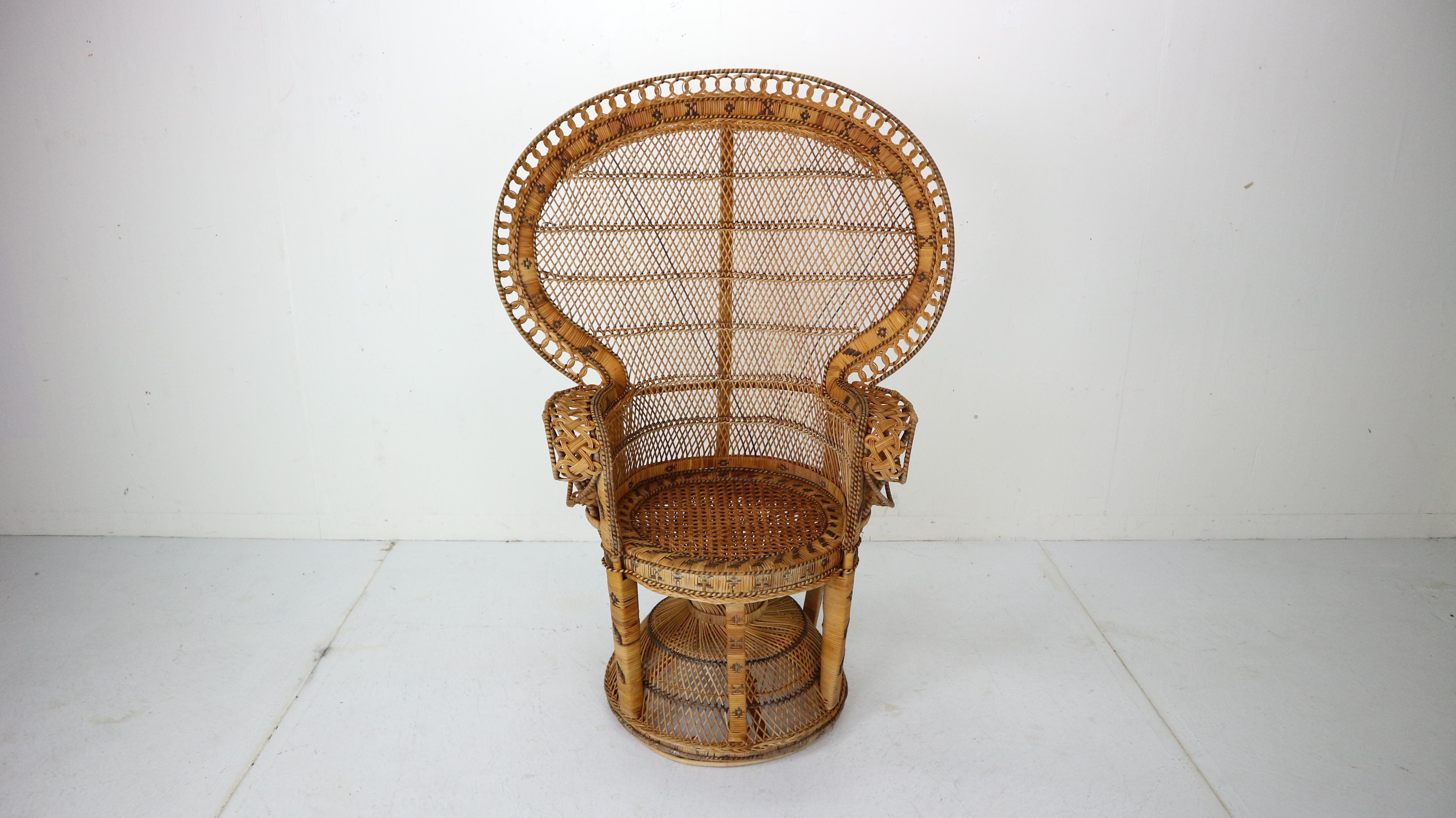 Stilvolle und dramatische Form Der ikonische Emanuelle Pfauenstuhl ist aus Rattangeflecht in sehr gutem Zustand. 

Ikonischer Emanuelle Pfauenstuhl! Original handgefertigter Rattanrohrsessel aus den 1970er Jahren. Mit ihrem gewebten Design:: das aus