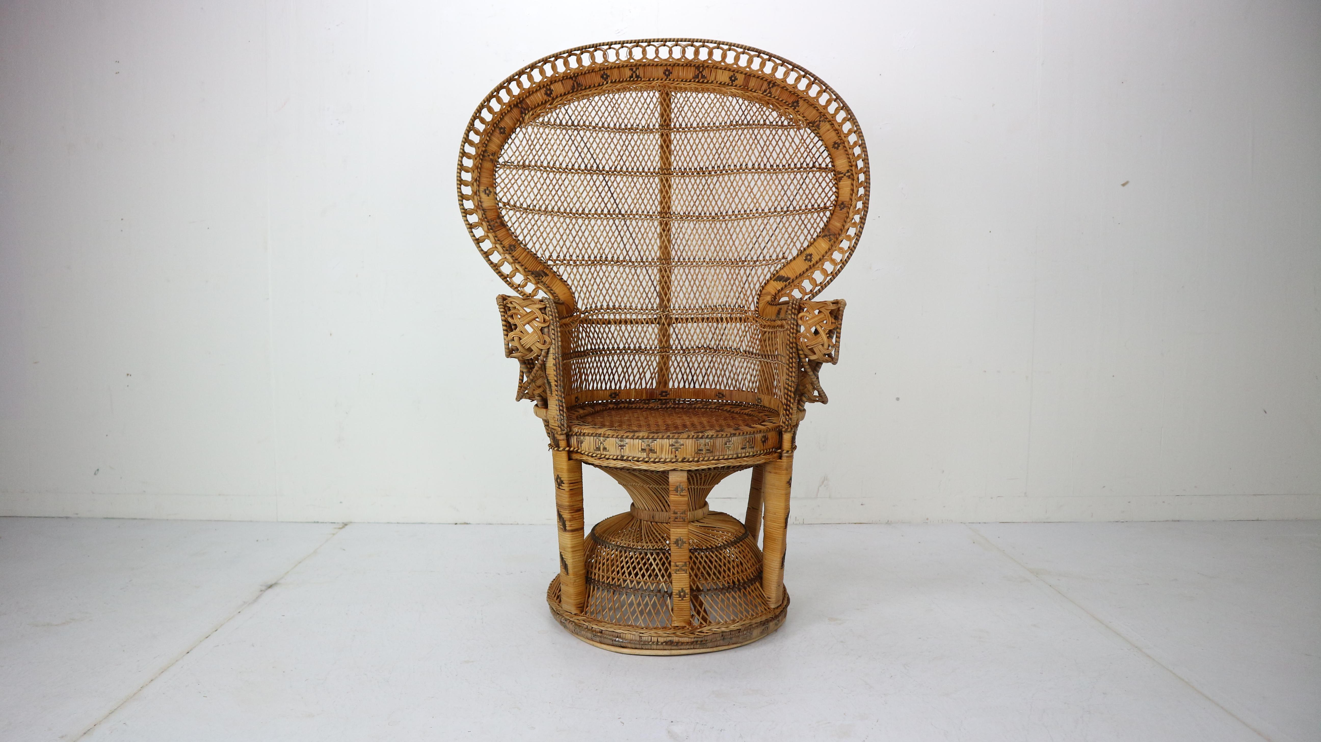 Ikonischer Emmanuelle Wicker Peacock Chair:: 1970 (Moderne der Mitte des Jahrhunderts)