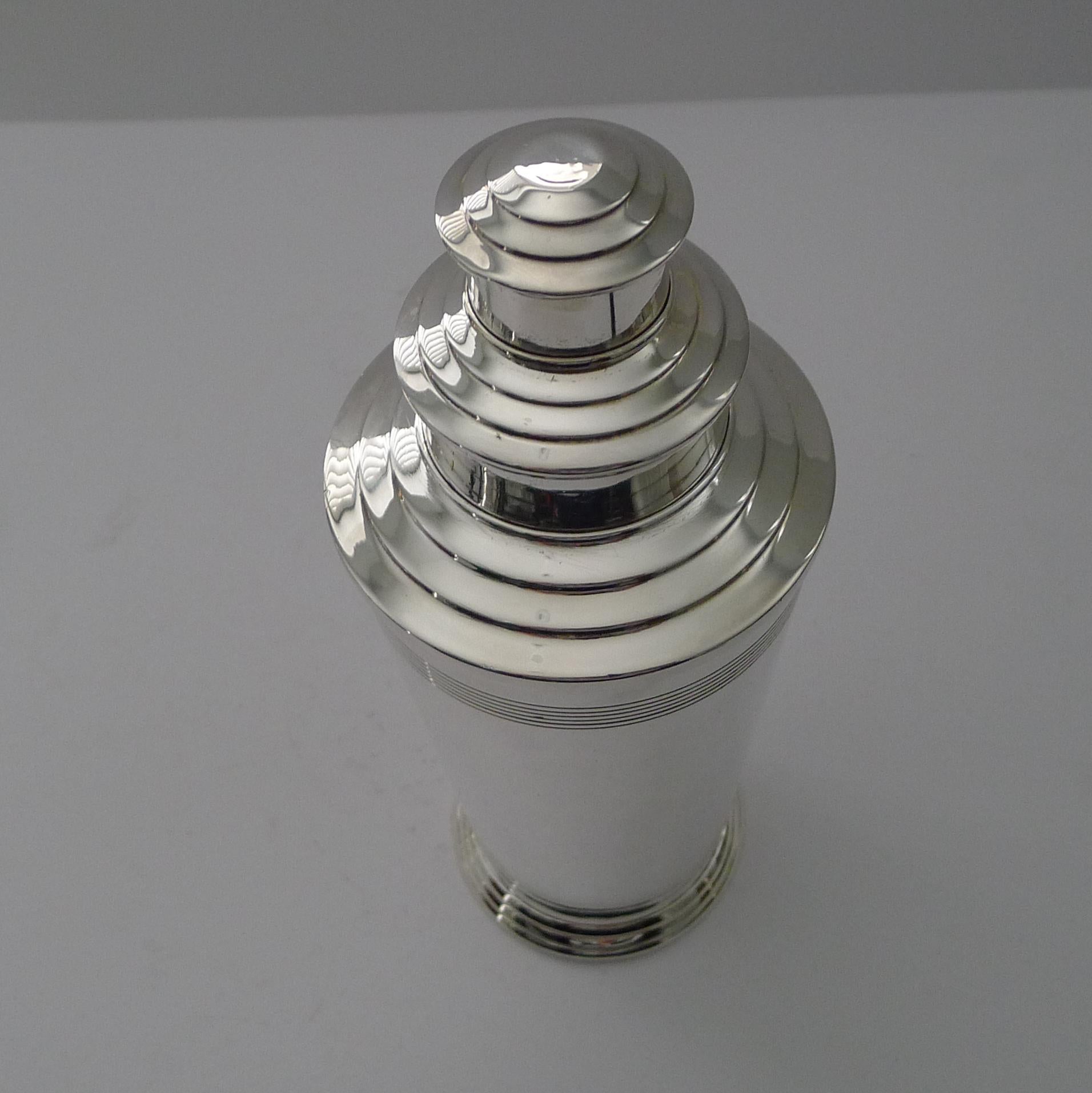 Iconic English Art Deco Cocktail Shaker by Barker Brothers In Good Condition For Sale In Bath, GB