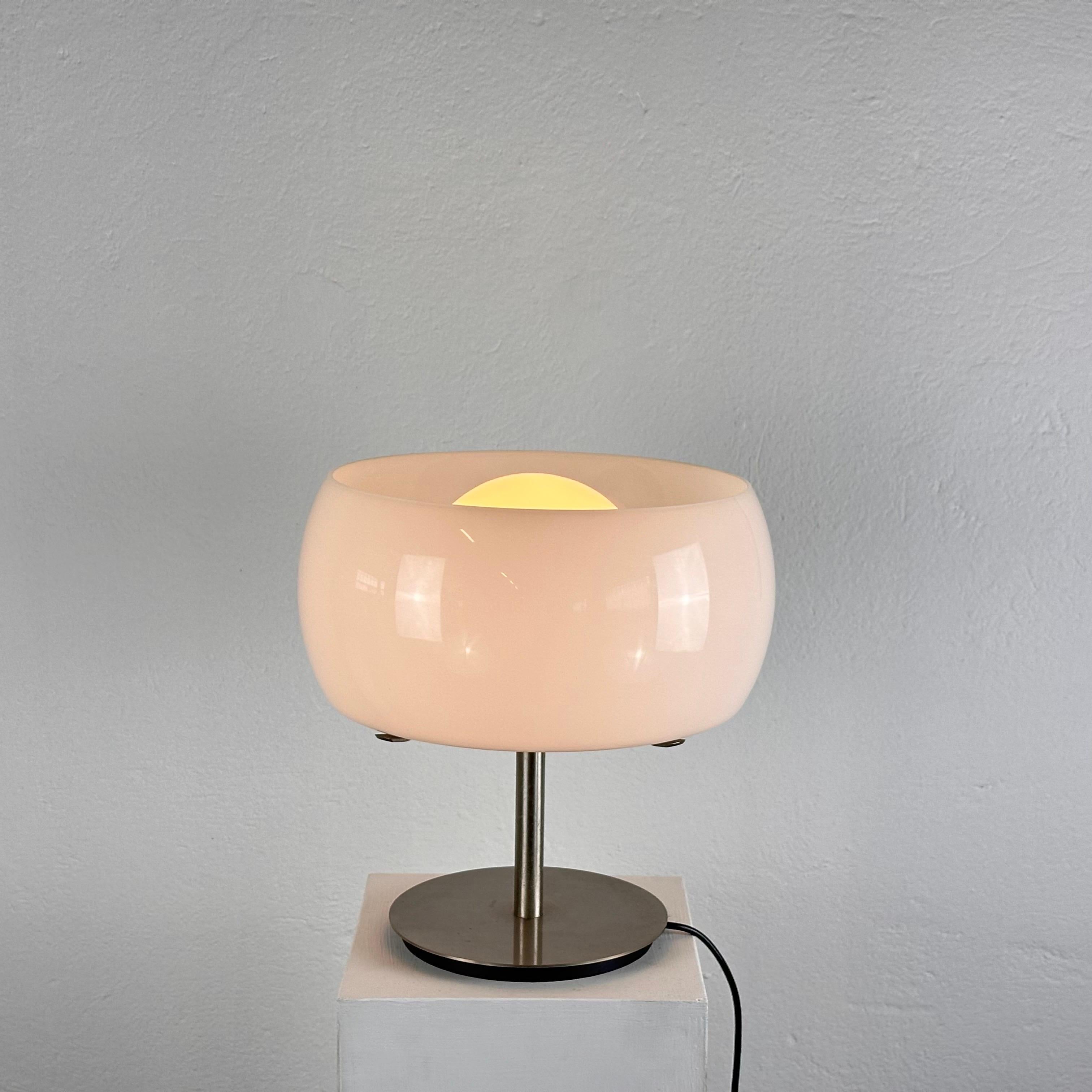 Illuminez votre espace avec une élégance intemporelle et un design raffiné grâce à la lampe de table 'Eleg', un chef-d'œuvre créé par le légendaire Vico Magistretti pour Artemide en 1964. Cette lampe, qui fait partie de la série Omega, illustre la