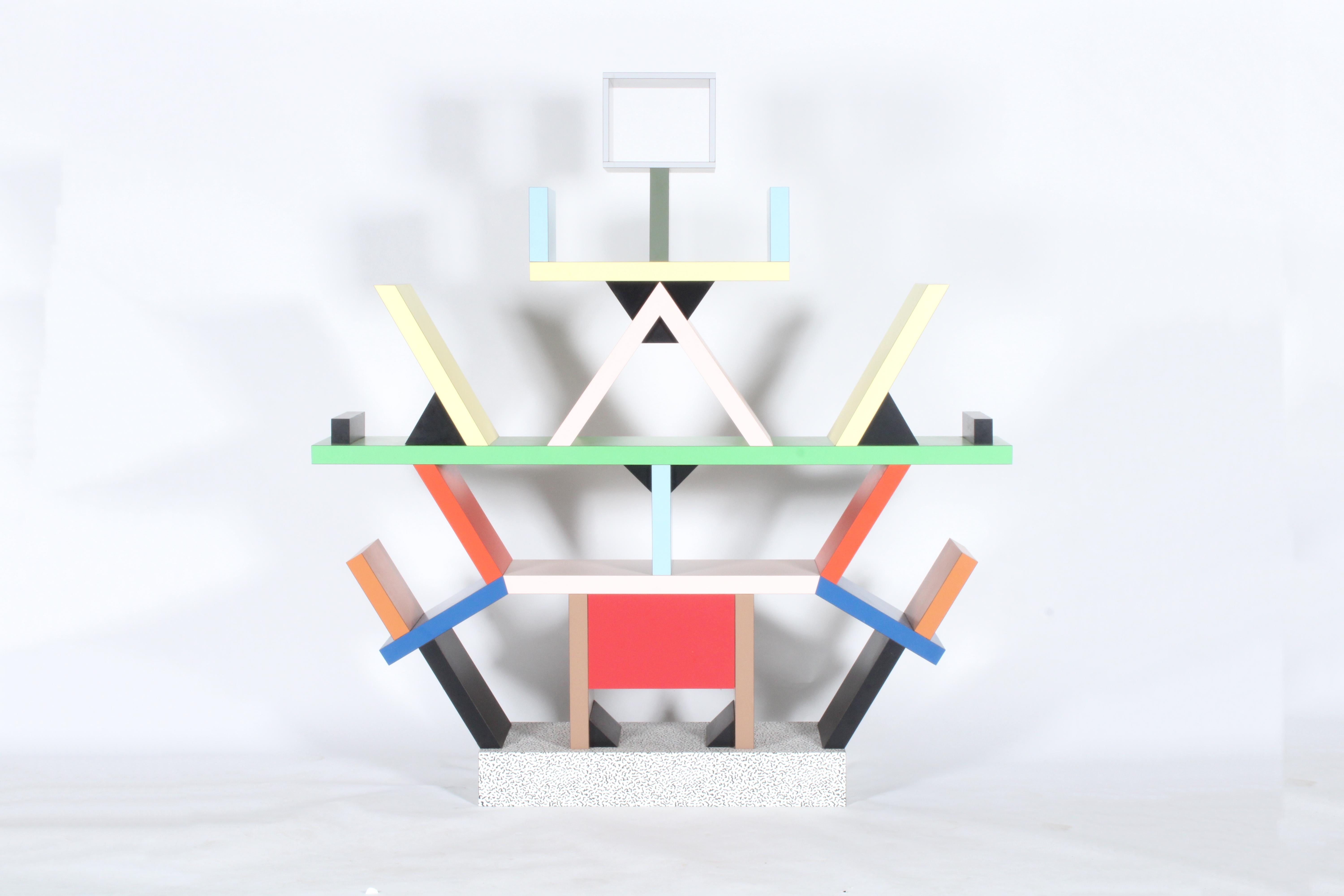 Bibliothèque emblématique Carlton, première édition, réalisée par Ettore Sottsass pour le groupe Memphis Milano. Conçue en 1981, cette pièce est probablement la plus connue du groupe de design radical et influent. Heldly fait partie de la collection