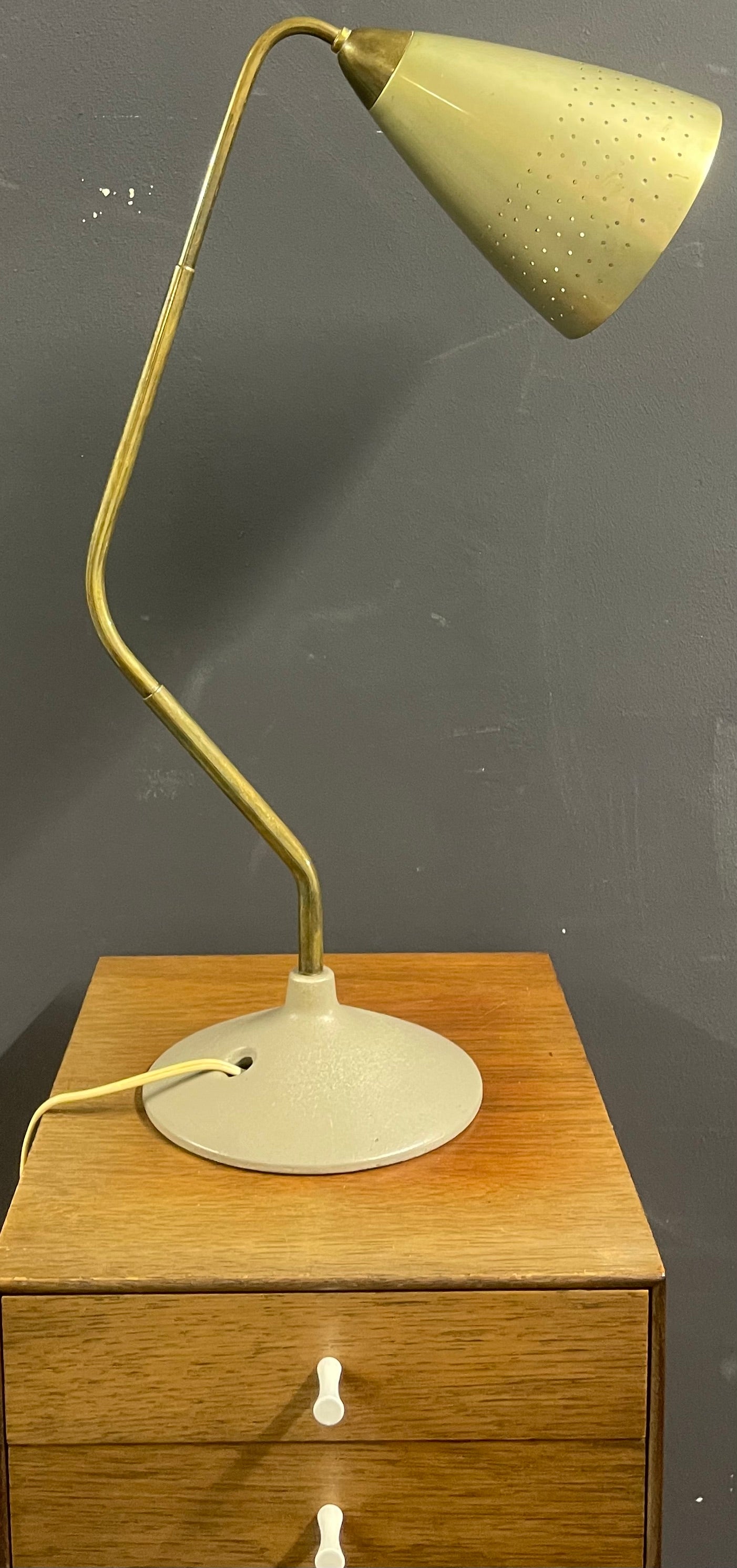 lampe de table iconique présentée pour la première fois à la triennale de milan en 1951. très rare et importante pièce du modernisme en parfait état d'origine. le système de tubes en laiton permettant un mouvement dans toutes les directions a été