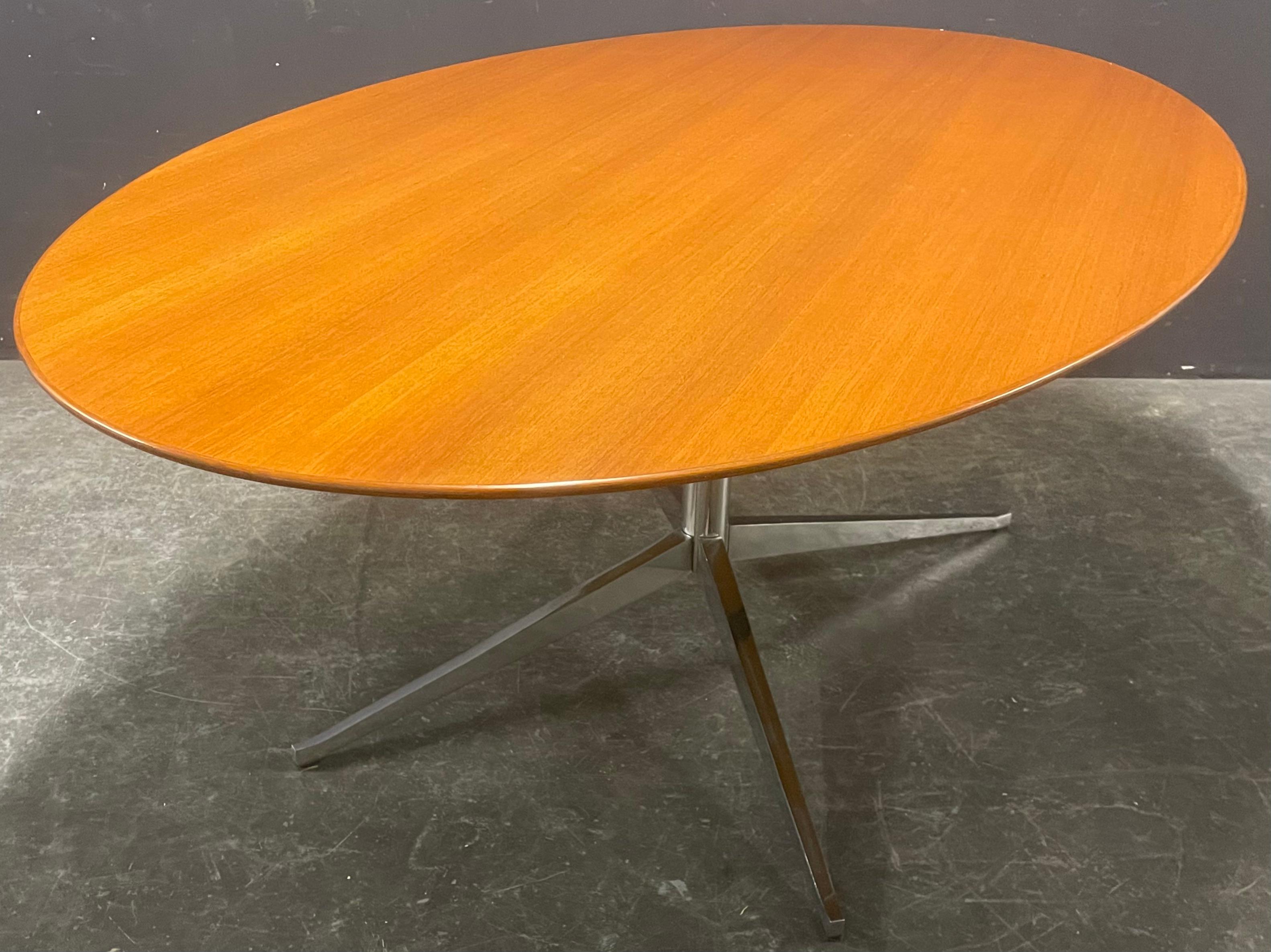 icónica mesa ovalada de nogal florence knoll en venta 4