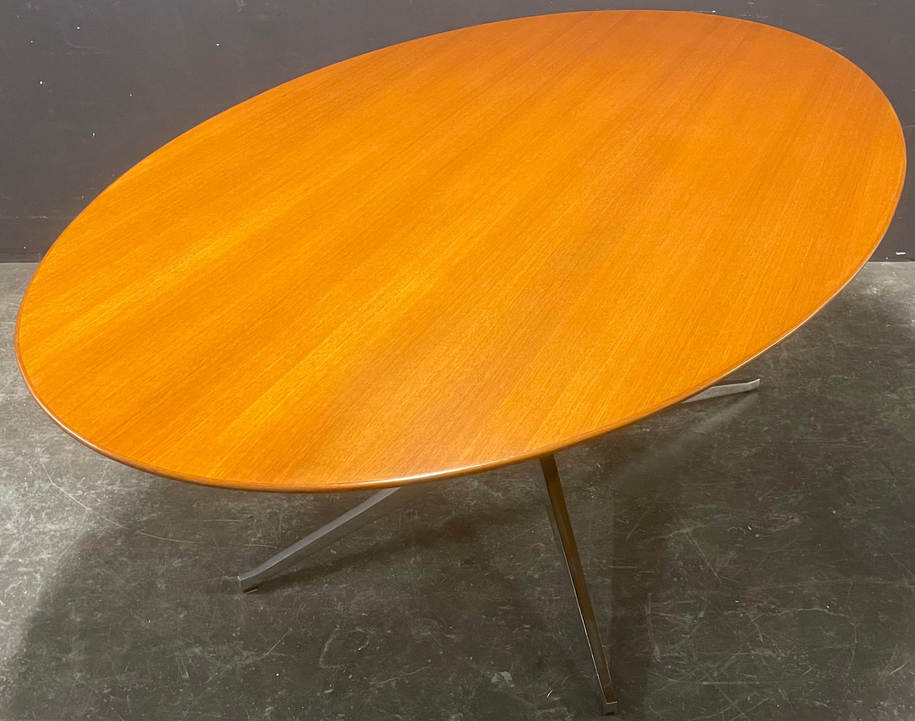 icónica mesa ovalada de nogal florence knoll en venta 6