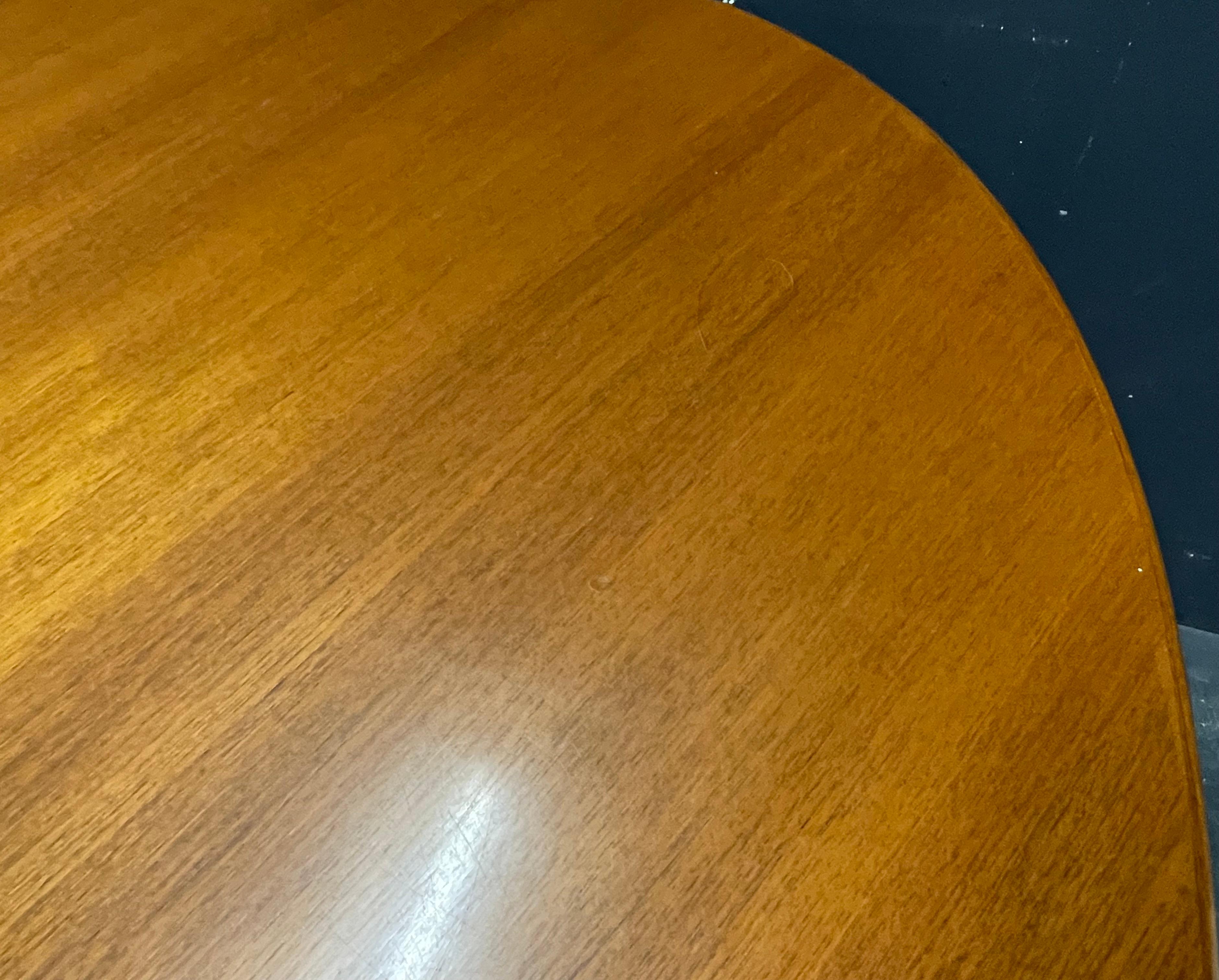 icónica mesa ovalada de nogal florence knoll en venta 7