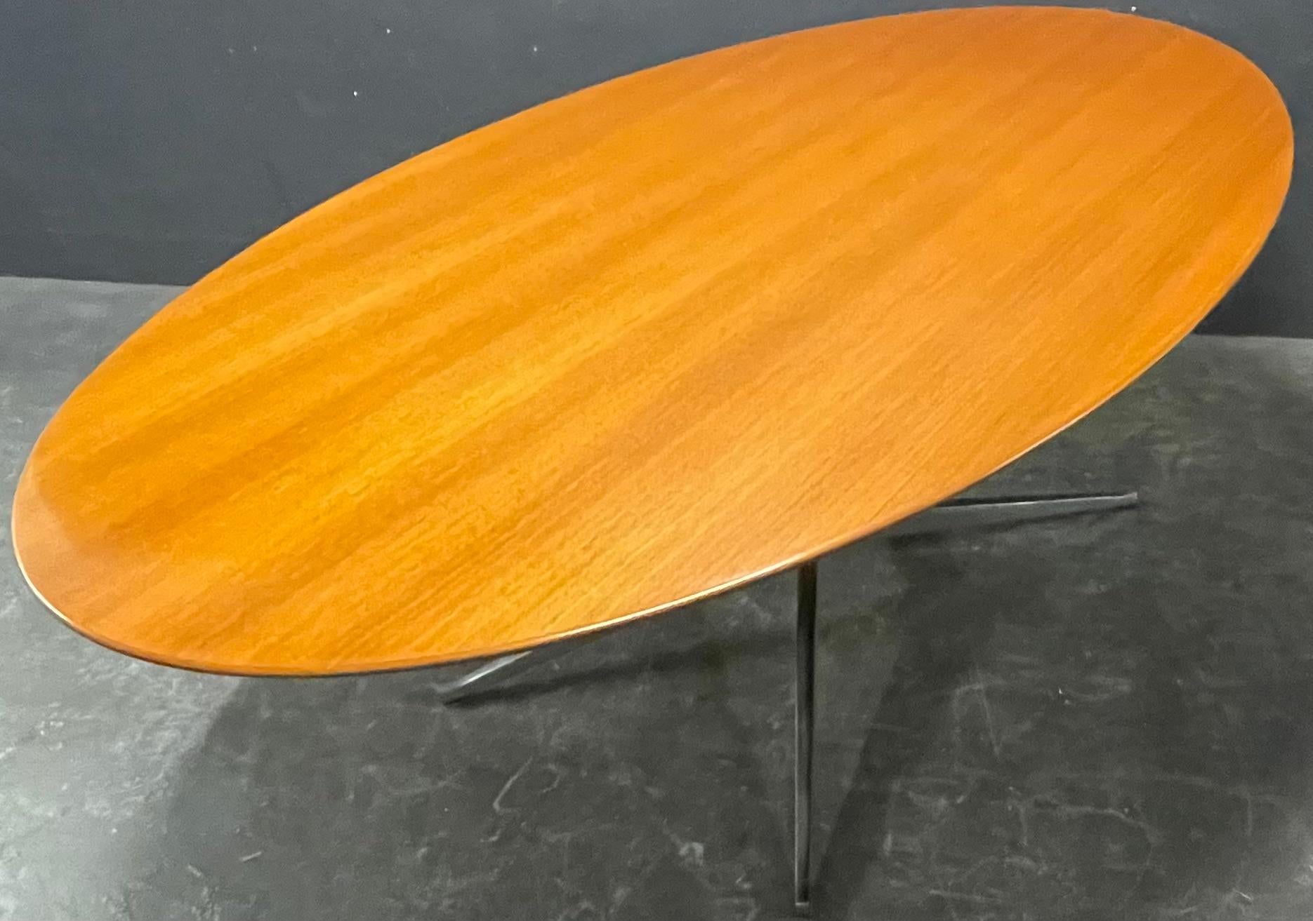 icónica mesa ovalada de nogal florence knoll en venta 8