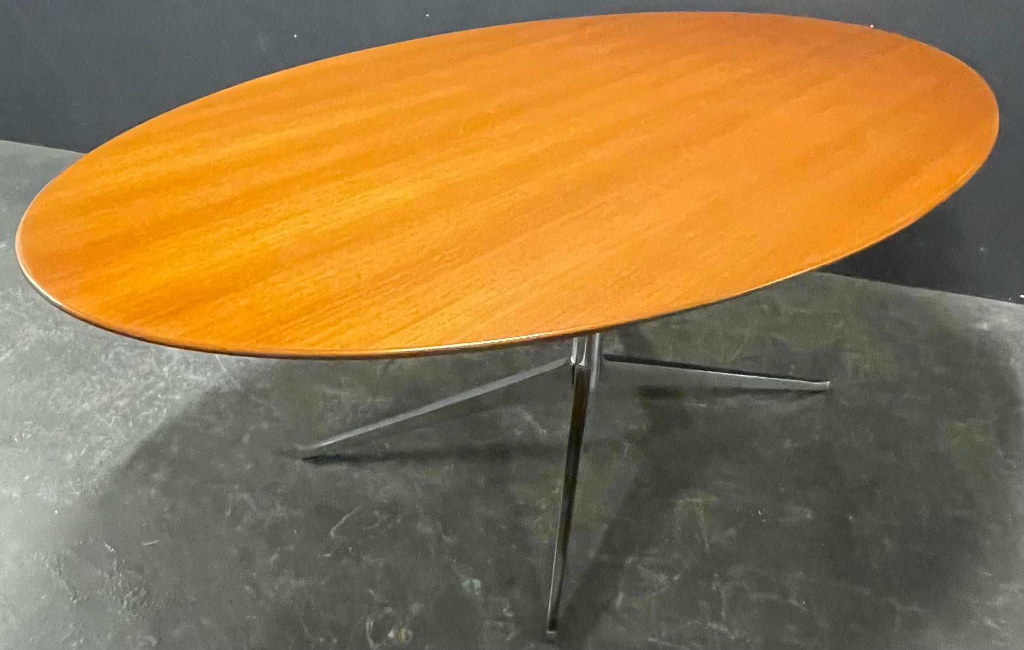 icónica mesa ovalada de nogal florence knoll en venta 9