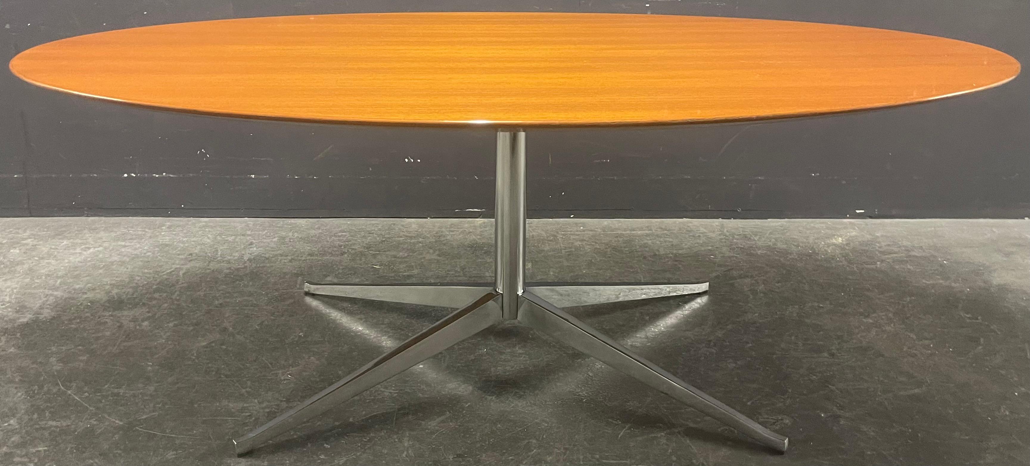 mesa florence knoll intemporal y elegante, que puede utilizarse como mesa de comedor, mesa de conferencias o escritorio. 
