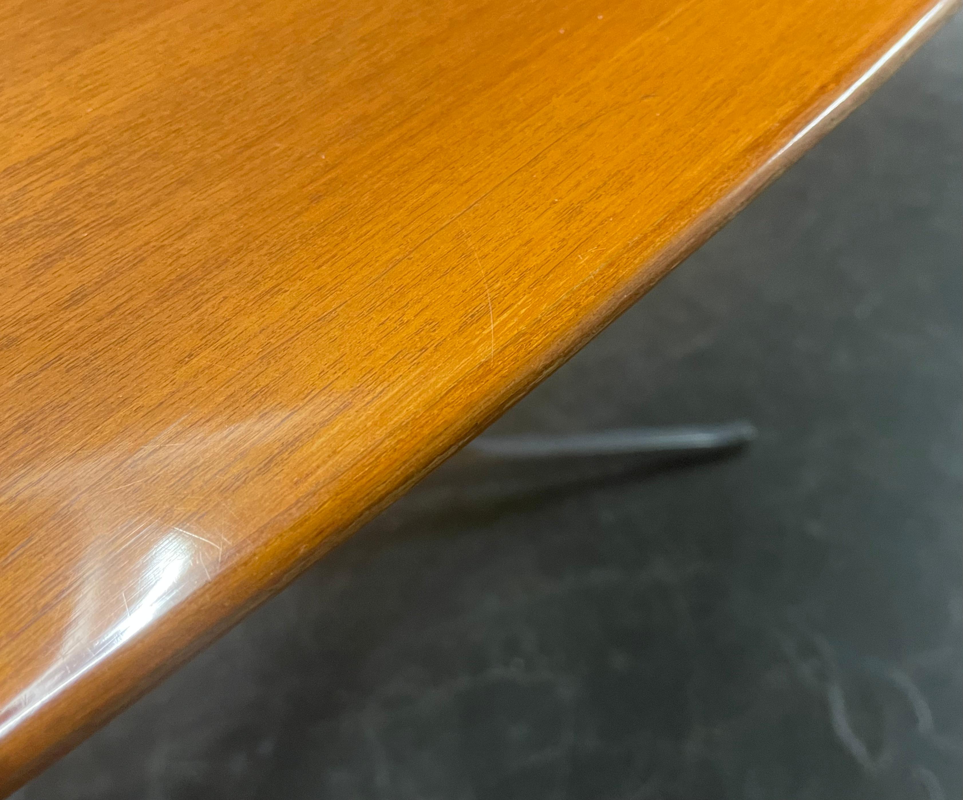 icónica mesa ovalada de nogal florence knoll en venta 3