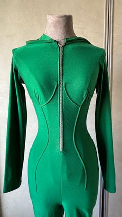 L'iconica tuta con cappuccio di Gaultier Junior anni '90 di colore verde con cuciture a corsetto