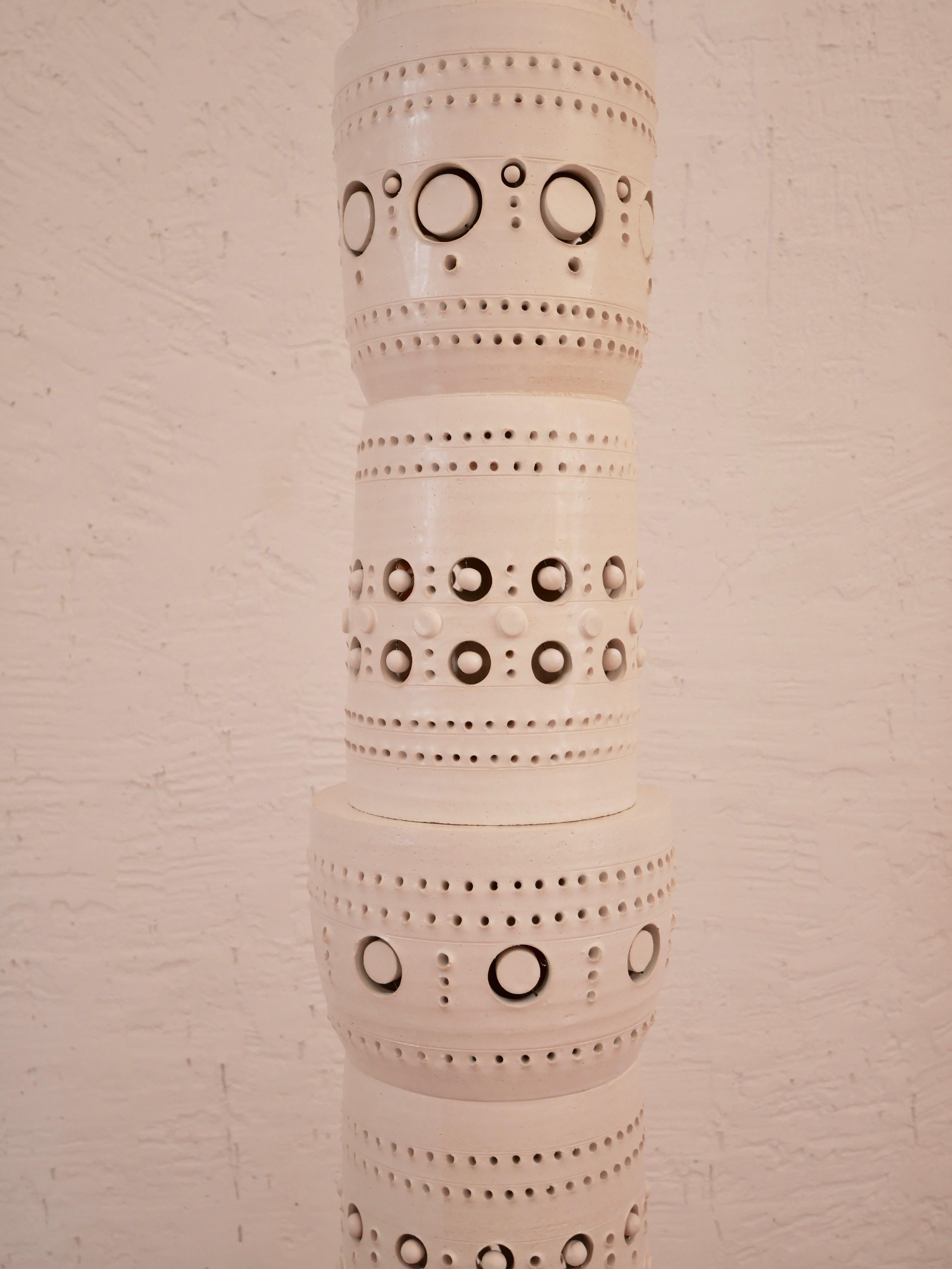 Ikonische Georges Pelletier TOTEM-Stehlampe aus weiß emaillierter Keramik (Sonstiges) im Angebot