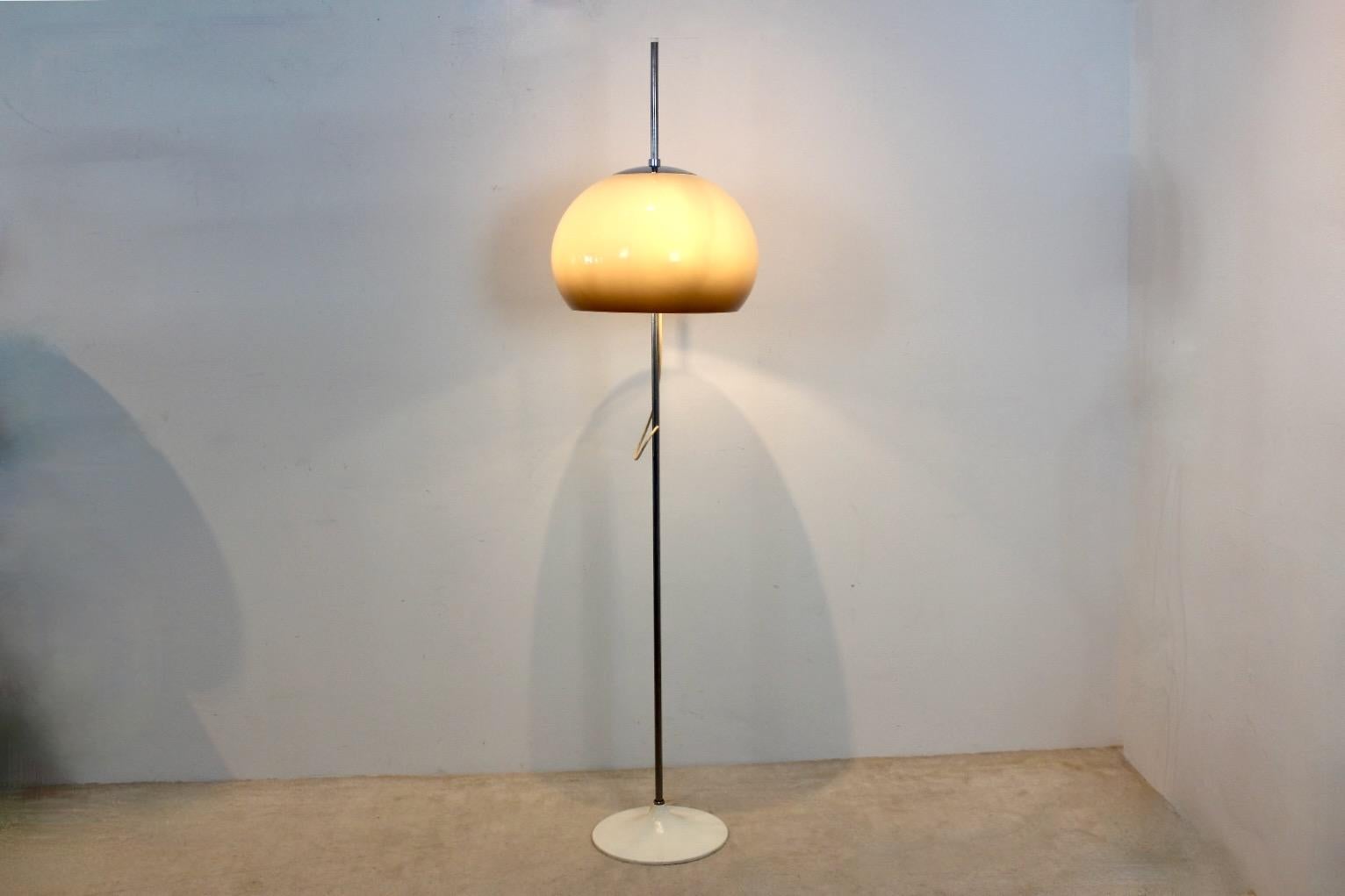 Lampe de sol iconique en chrome et sable crémeux conçue par Gepo dans les années 60. Ce lampadaire impressionnant comporte une barre chromée avec un abat-jour de couleur sable et une base Arco blanche. Il est équipé de 3 lampes réglables et d'un