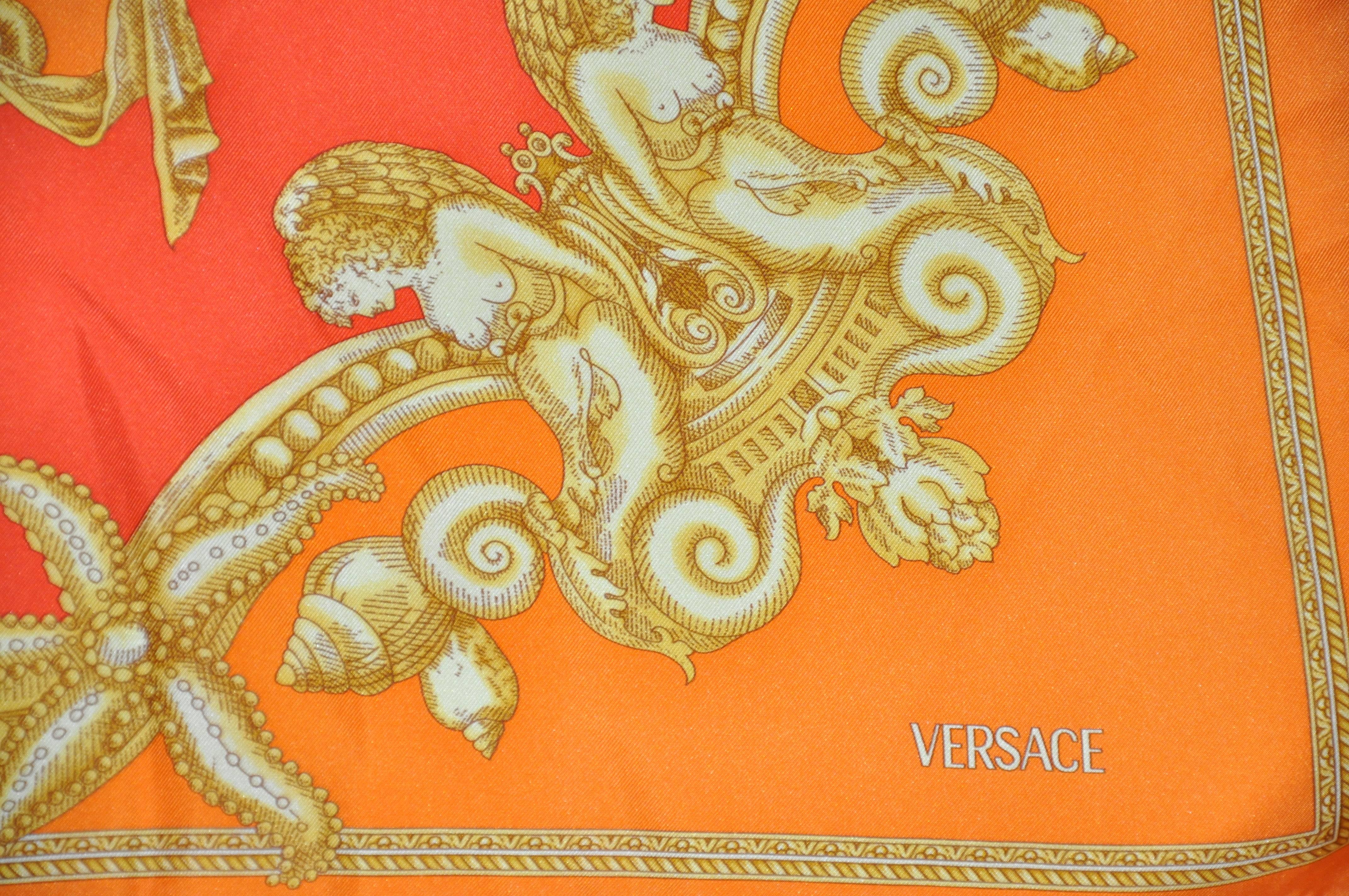 Seidenschal von Gianni Versace in kräftigen und lebhaften Tangerines- und Goldtönen im Zustand „Gut“ im Angebot in New York, NY