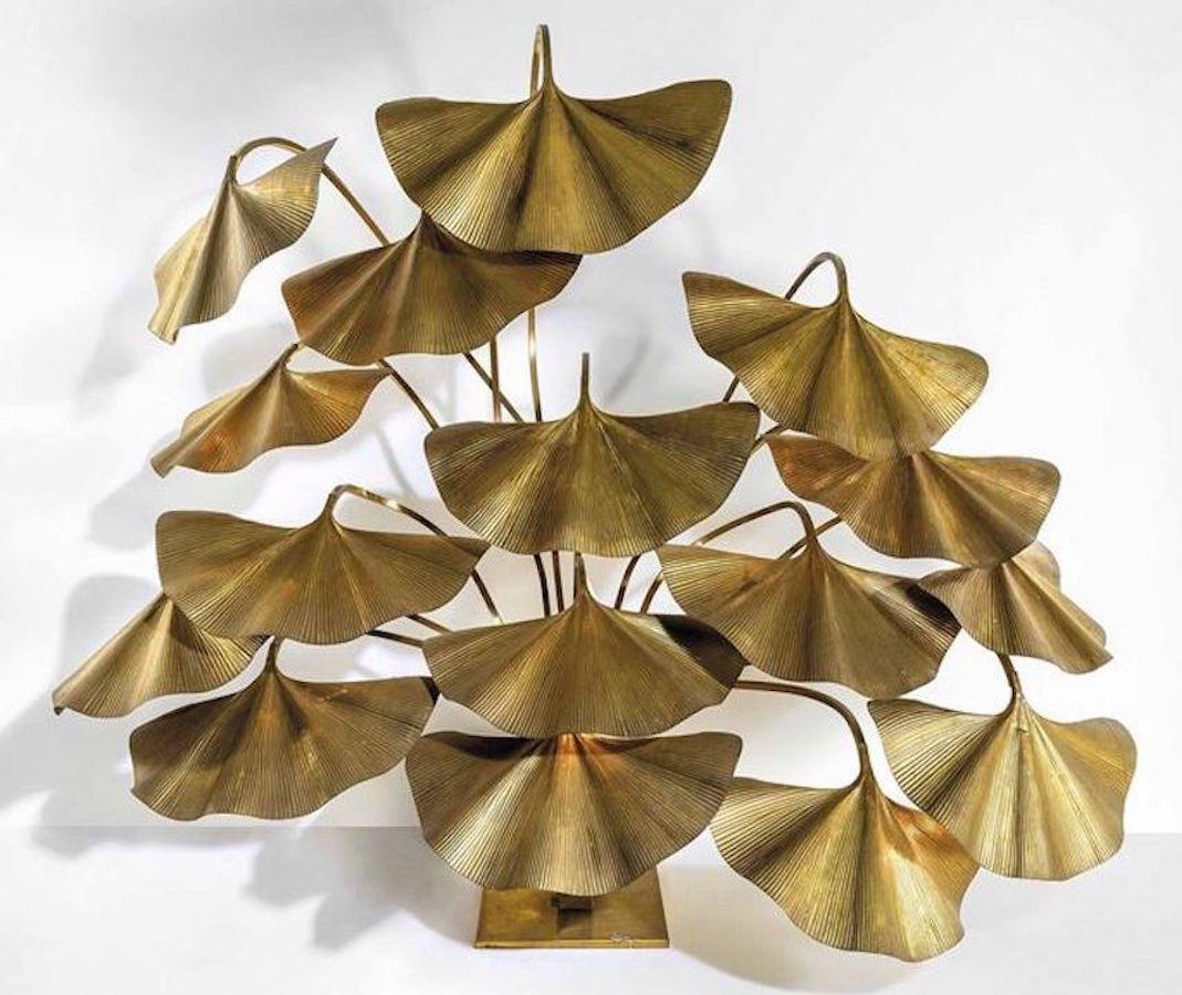 Tommaso Barbi outstanding floor lamp composed of 16 leaves each with its own light, bent and chased brass, rectangular-section tubular brass. Production Bottega Gadda, Italy, 1970s.
The floor lamp is in good original condition. There are signs of
