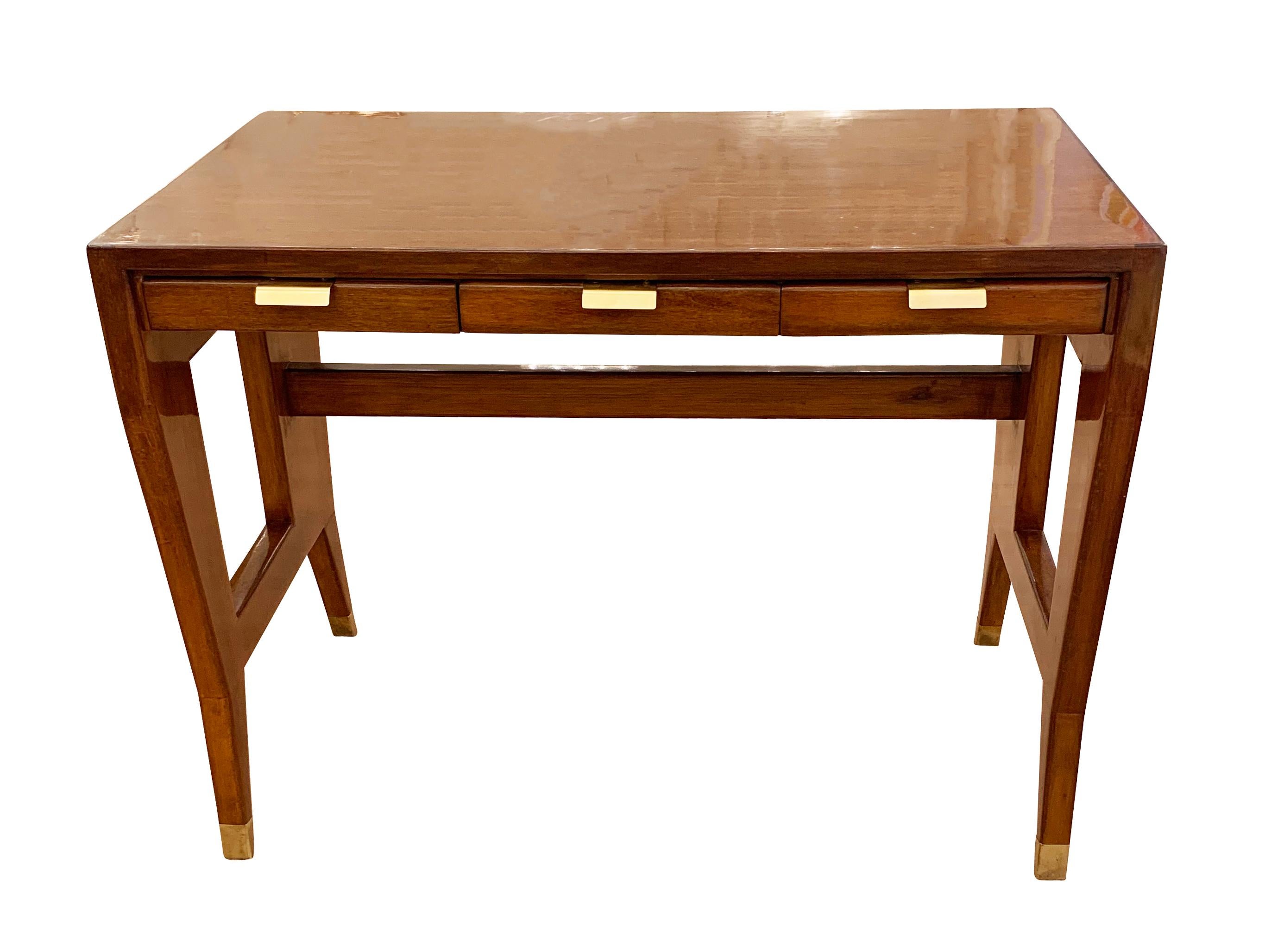 Ikonischer Schreibtisch aus den 1950er Jahren, entworfen von Gio Ponti für BNL. Rahmen aus Nussbaumholz und Laminatplatte mit exquisiten Messingdetails an den Griffen und Füßen.

Zustand: Ausgezeichneter Vintage-Zustand, leichte