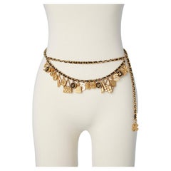 Ikonische goldene Metallanhänger''s an Kette und schwarzer Ledergürtel Chanel ca. 1990''s