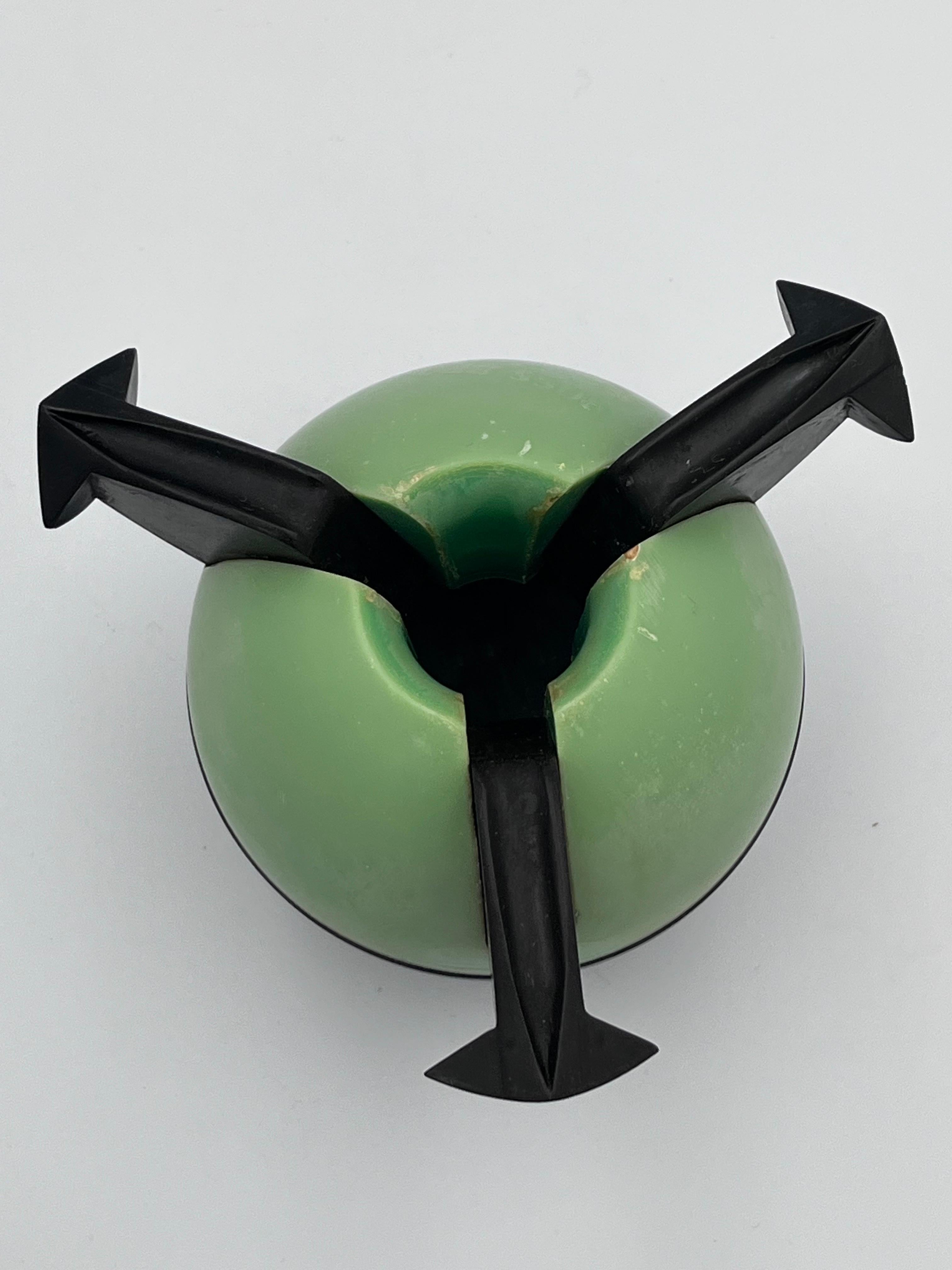 Cendrier à balles de tennis en bakélite verte de 1932 Art Deco par Roanoid Ltd pour Roxon en vente 2