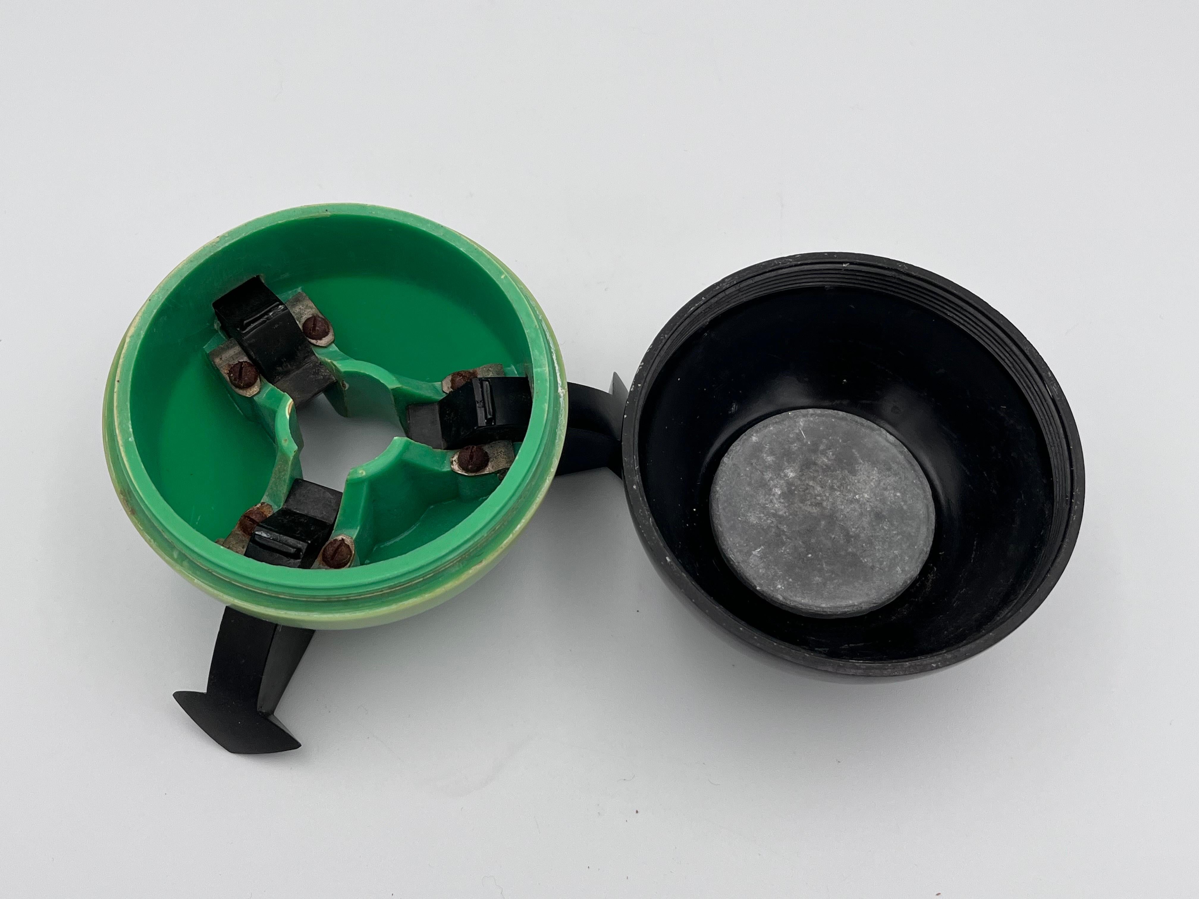 Cendrier à balles de tennis en bakélite verte de 1932 Art Deco par Roanoid Ltd pour Roxon en vente 3