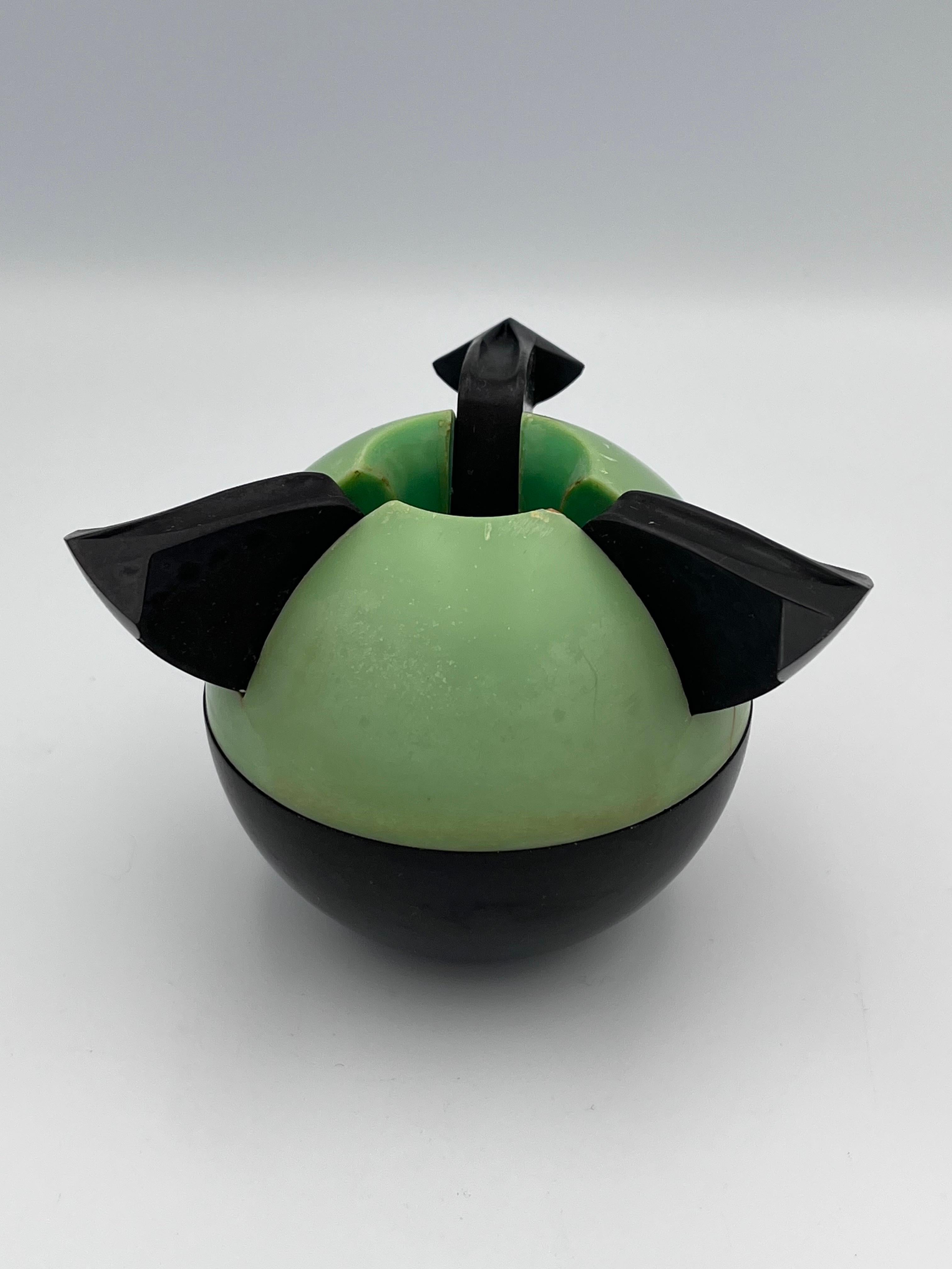 Ce cendrier vert emblématique en bakélite de l'Art déco, connu sous le nom de 