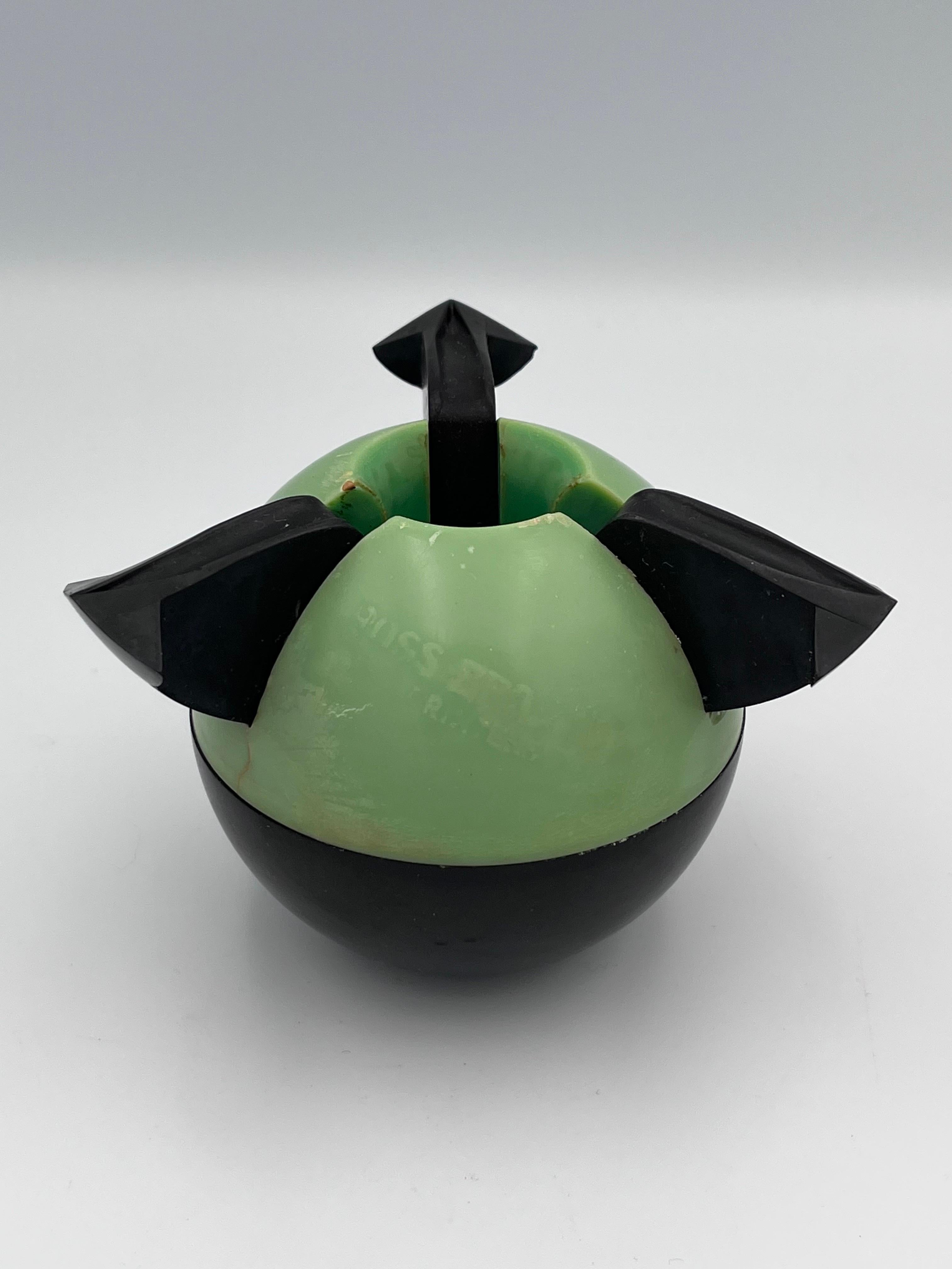 Art déco Cendrier à balles de tennis en bakélite verte de 1932 Art Deco par Roanoid Ltd pour Roxon en vente