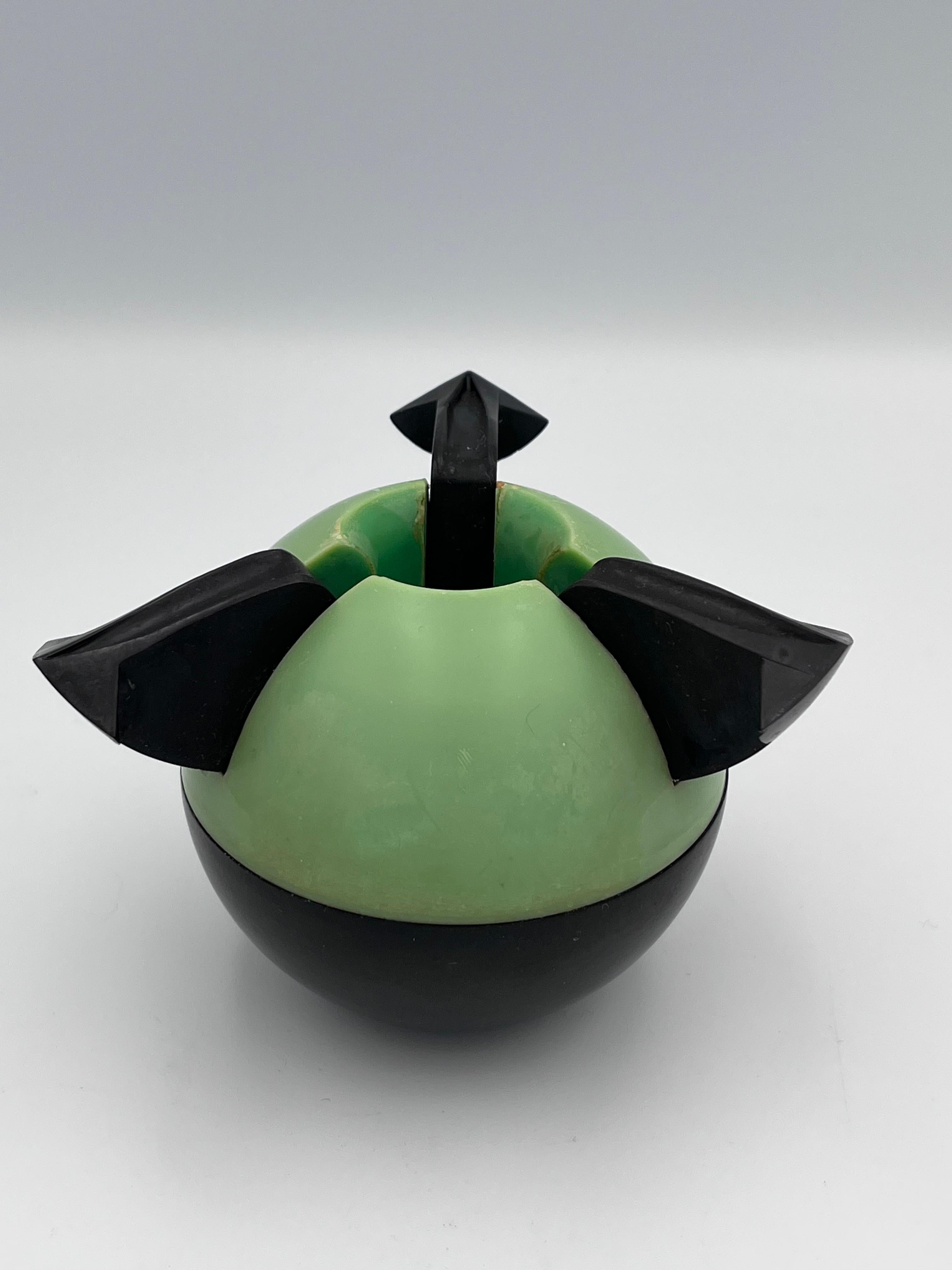 Britannique Cendrier à balles de tennis en bakélite verte de 1932 Art Deco par Roanoid Ltd pour Roxon en vente