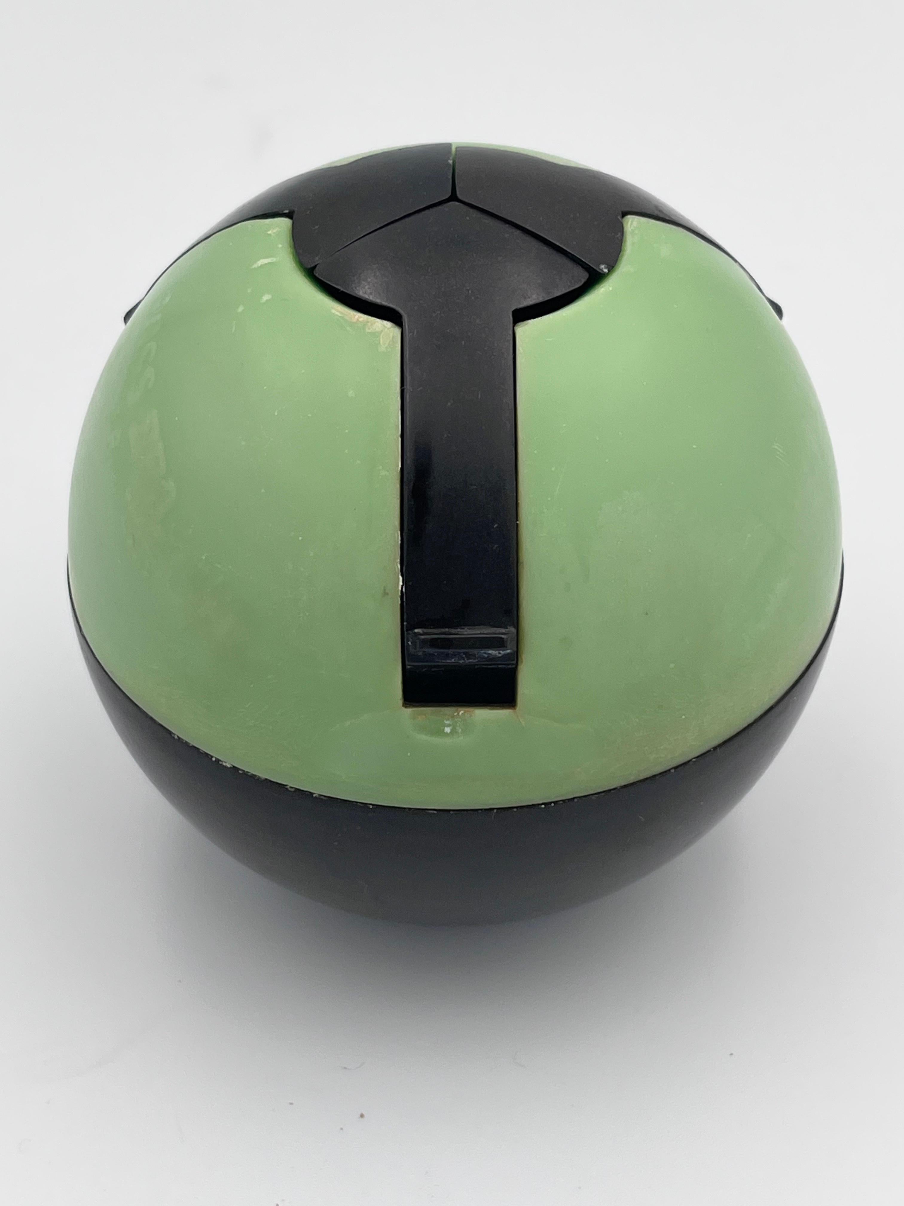 Moulé Cendrier à balles de tennis en bakélite verte de 1932 Art Deco par Roanoid Ltd pour Roxon en vente