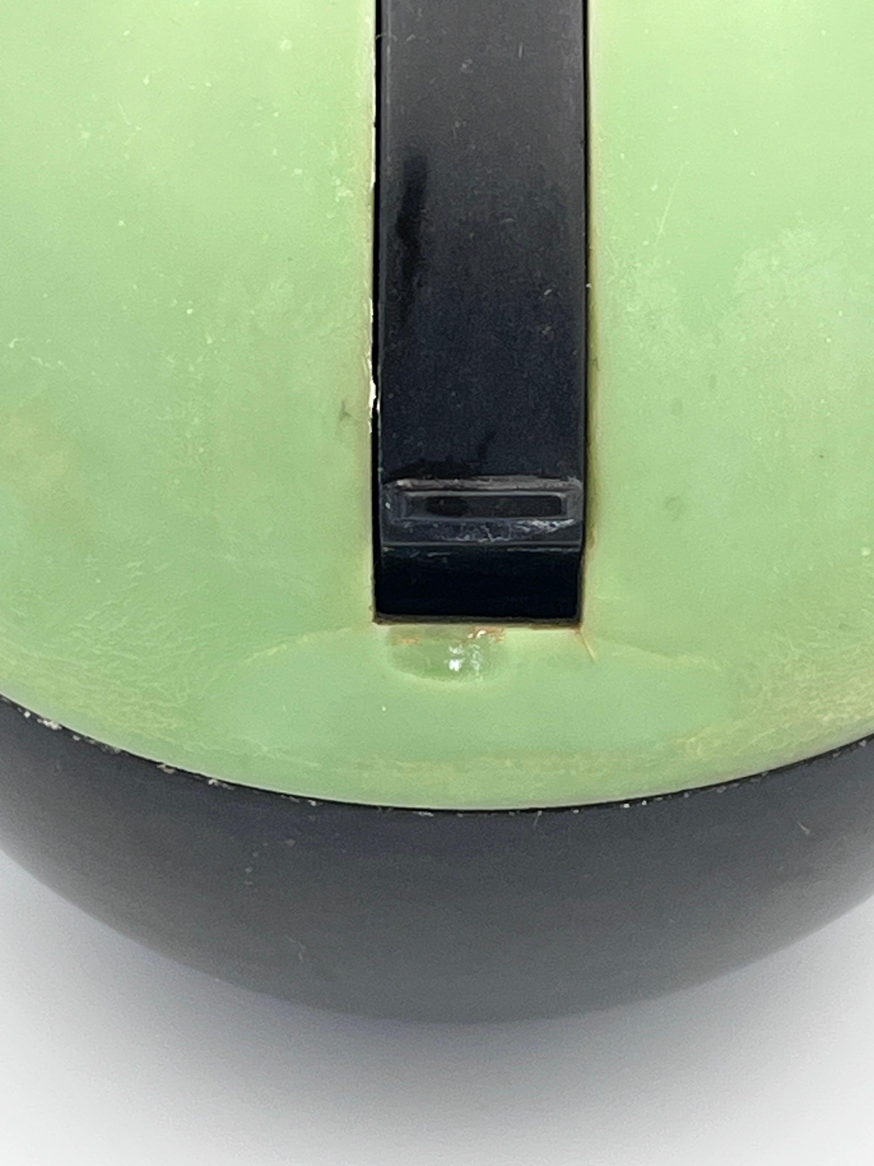 Cendrier à balles de tennis en bakélite verte de 1932 Art Deco par Roanoid Ltd pour Roxon Bon état - En vente à Red Lion, PA