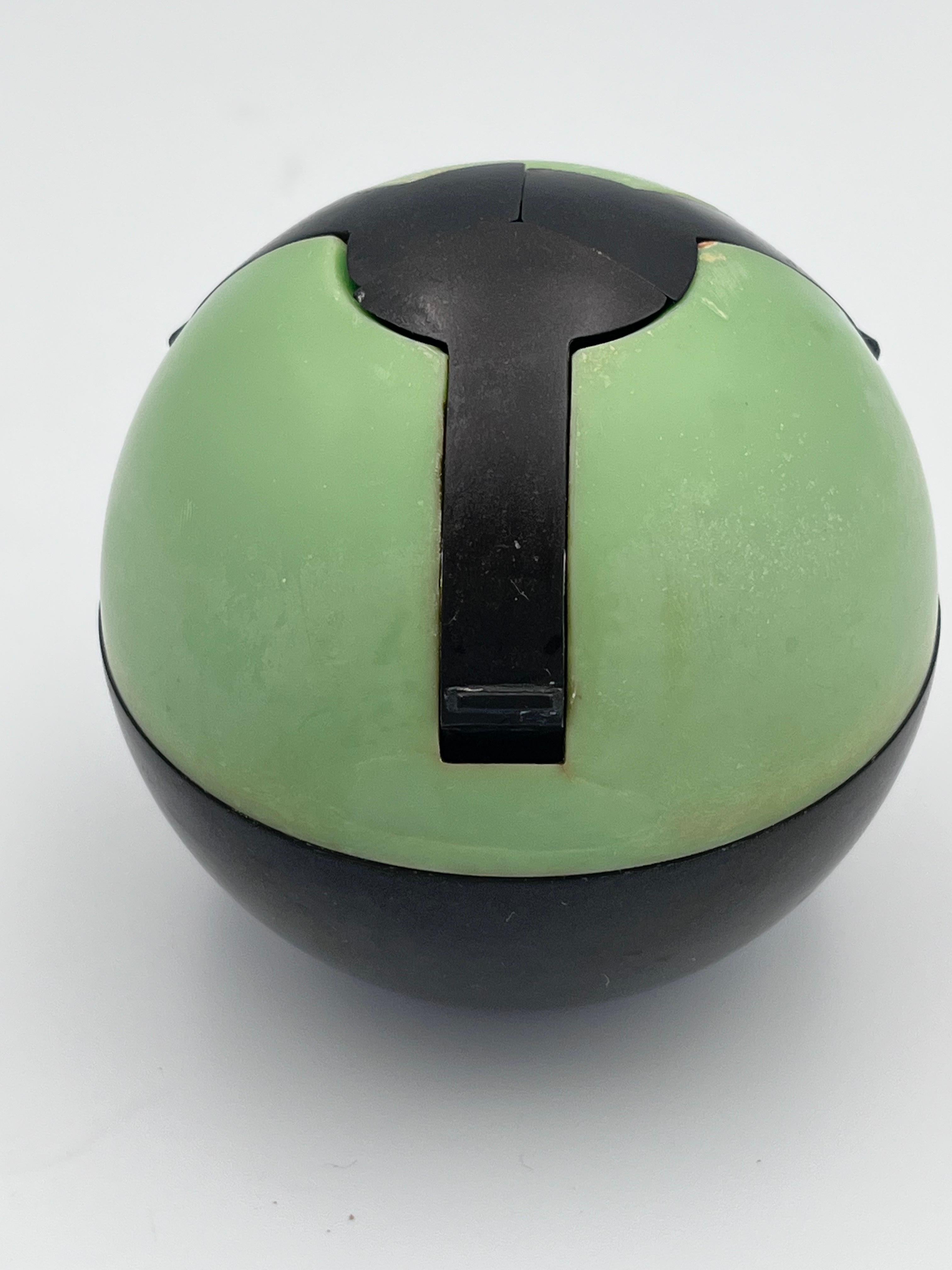 Milieu du XXe siècle Cendrier à balles de tennis en bakélite verte de 1932 Art Deco par Roanoid Ltd pour Roxon en vente