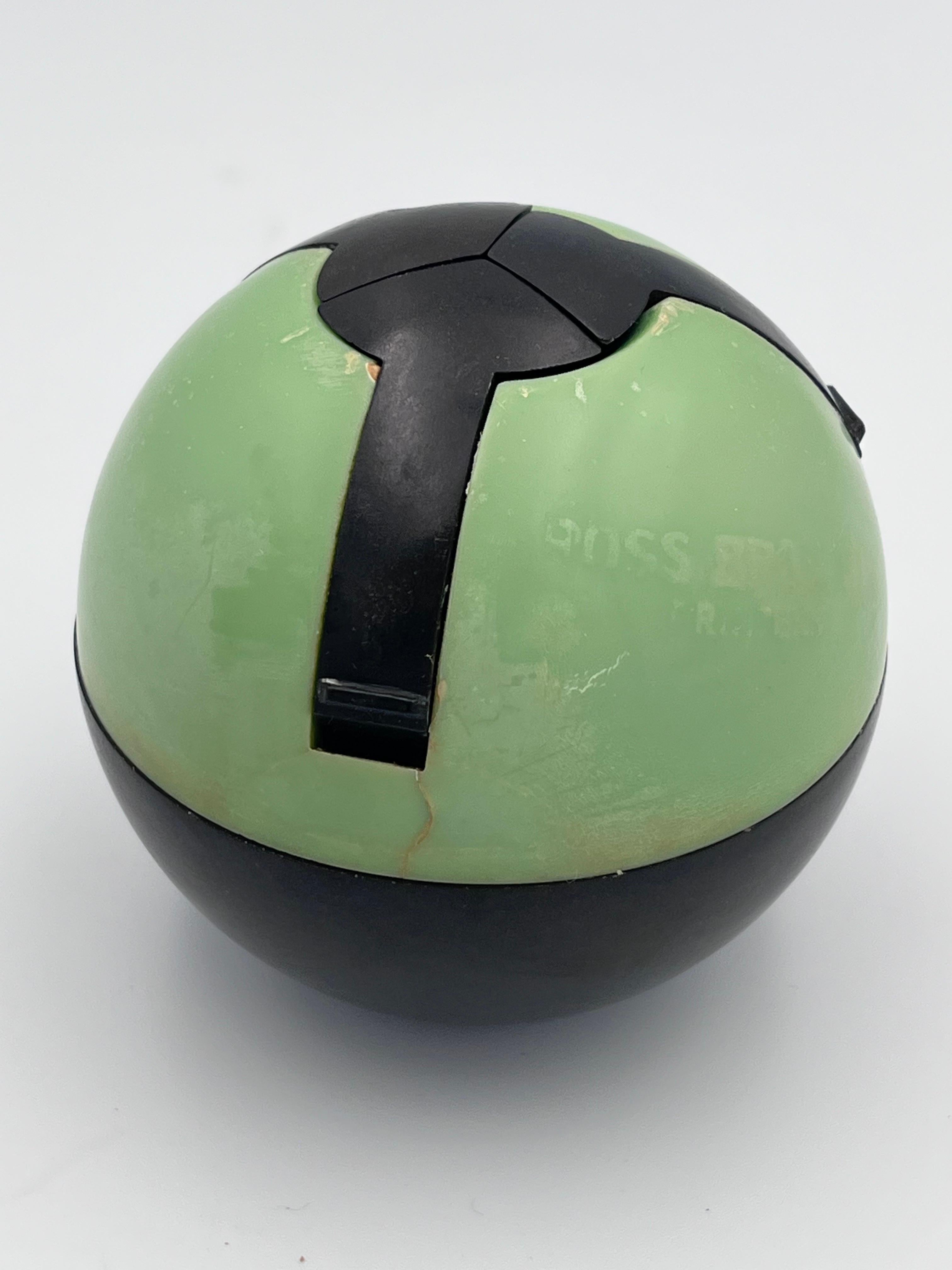 Bakélite Cendrier à balles de tennis en bakélite verte de 1932 Art Deco par Roanoid Ltd pour Roxon en vente