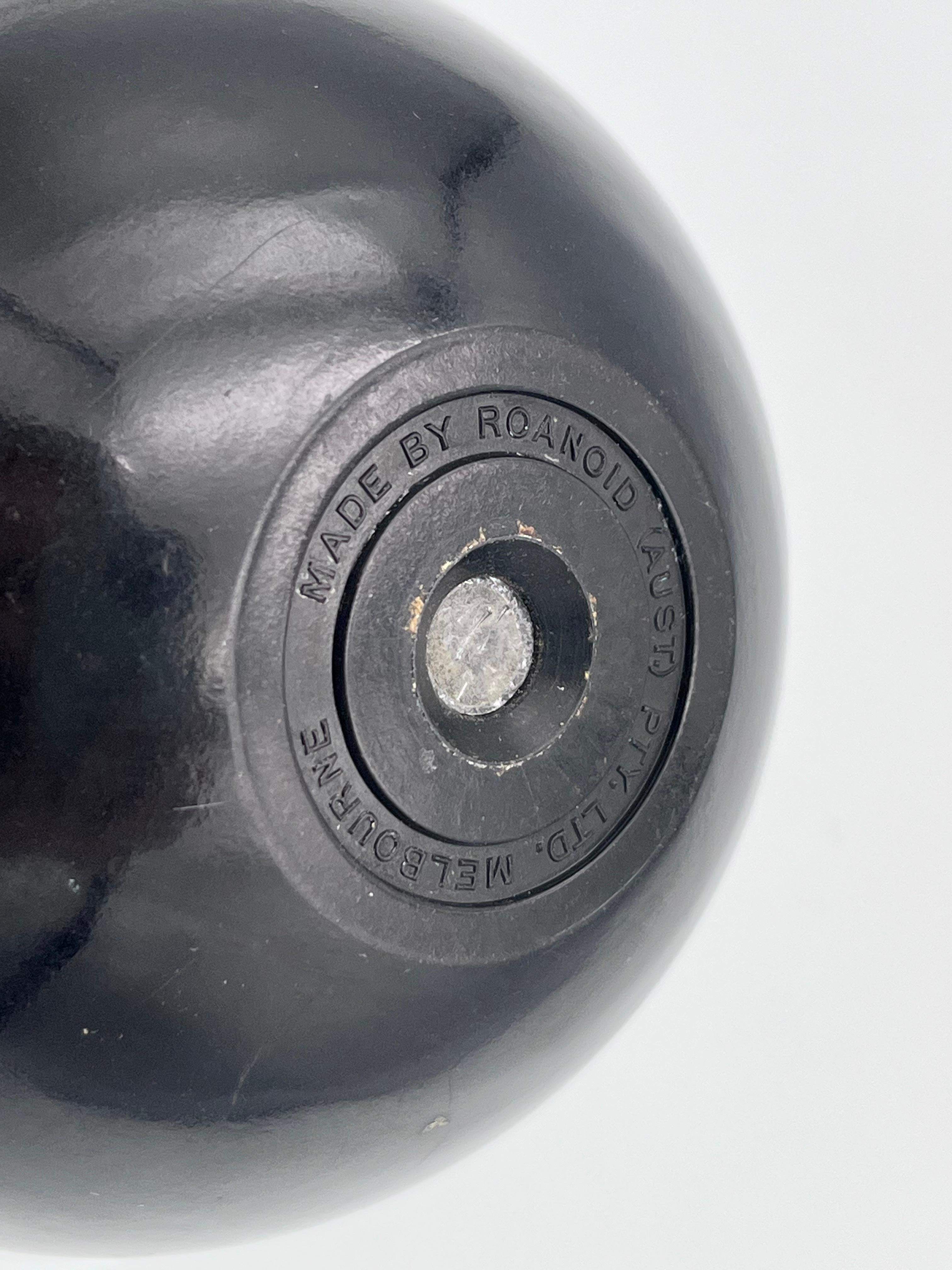 Cendrier à balles de tennis en bakélite verte de 1932 Art Deco par Roanoid Ltd pour Roxon en vente 1