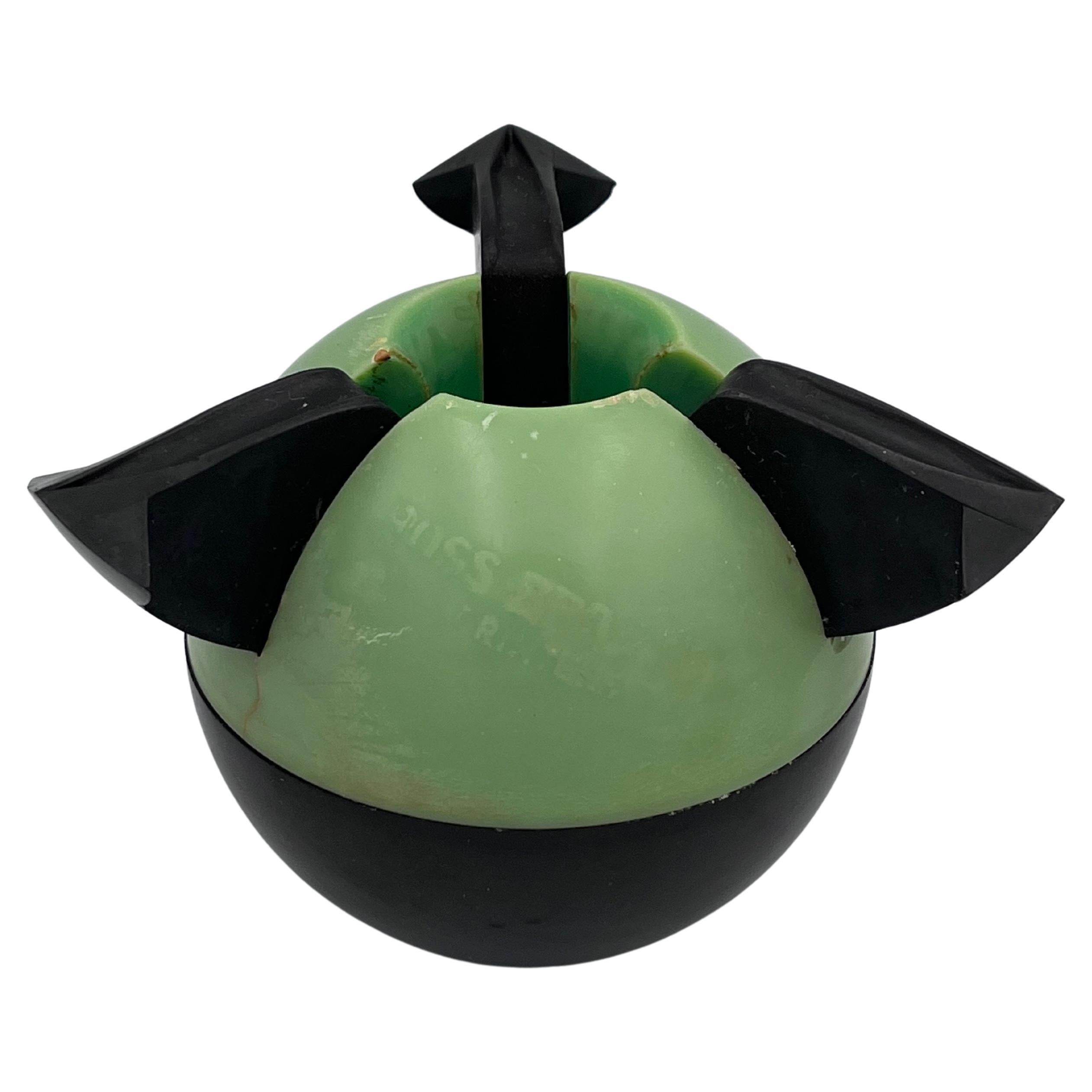 Cendrier à balles de tennis en bakélite verte de 1932 Art Deco par Roanoid Ltd pour Roxon en vente