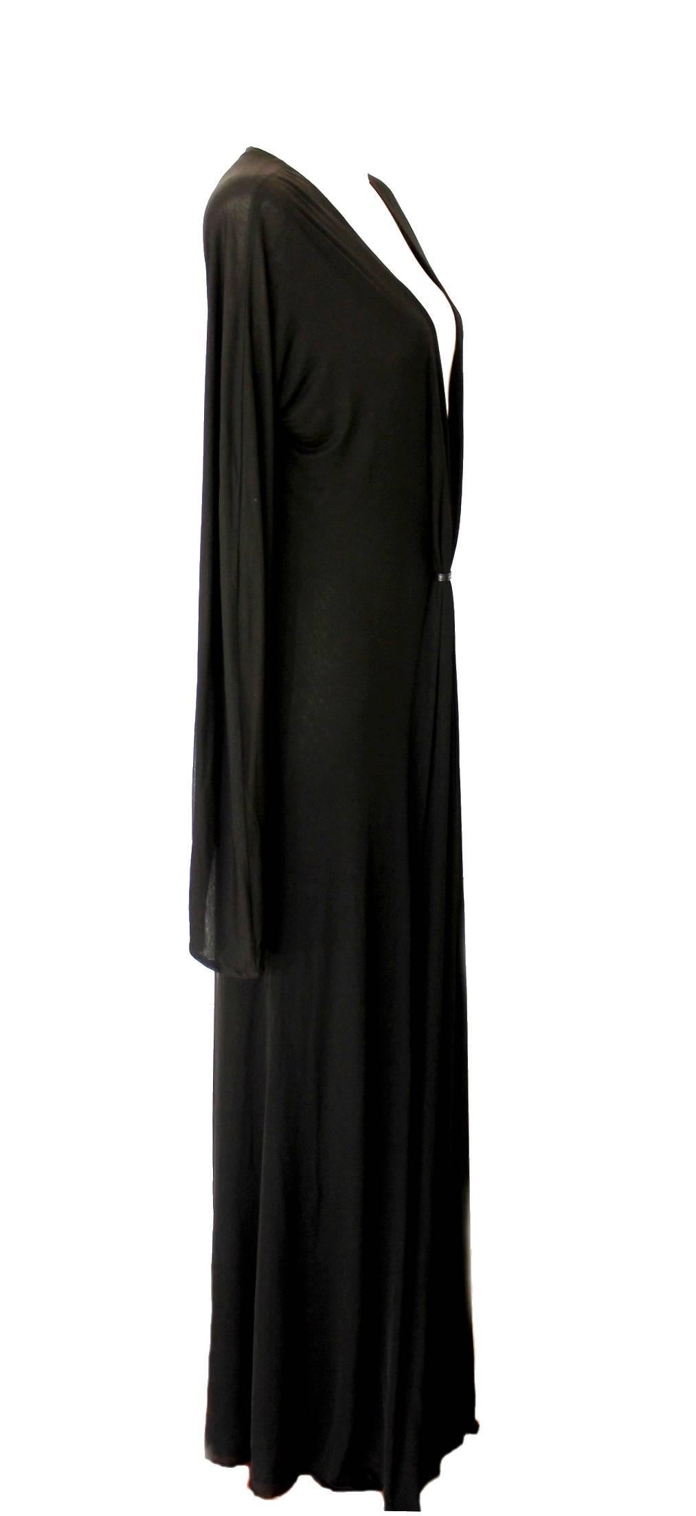 Beautiful GUCCI by Tom Ford gown - simple but so subtile & sexy!
Long sleeves
Extremely deep draped neckline, hold together by a tiny leather band - so sexy, so Tom Ford!
Closes with long zipper on back
Long sleeves, can be opened with