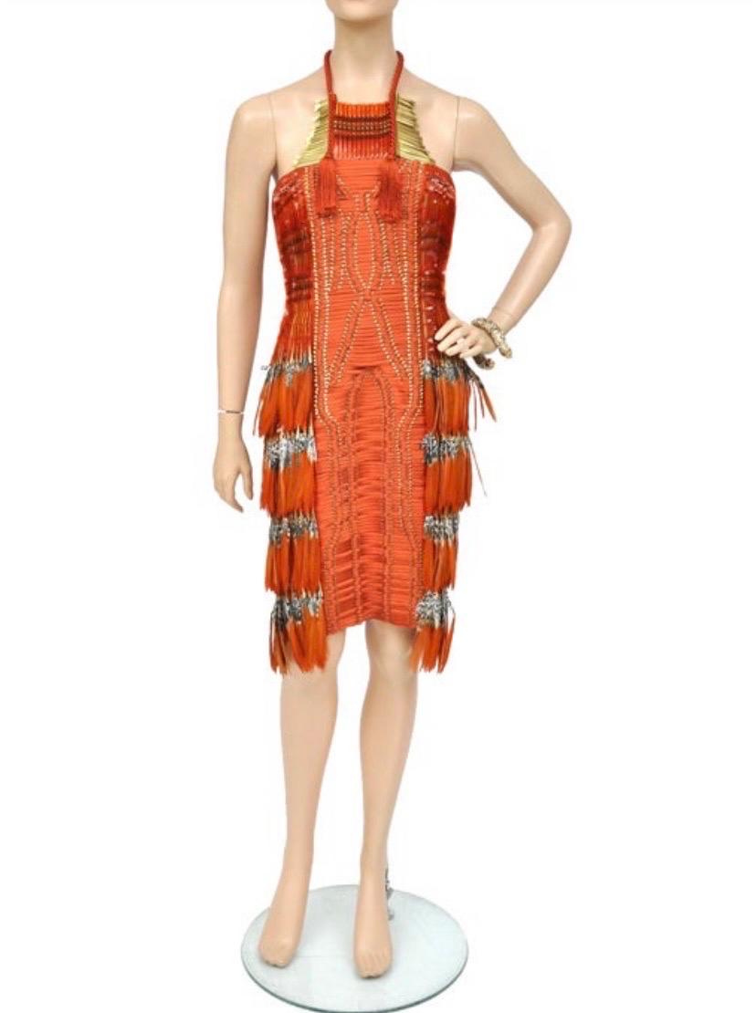 Robe Icone GUCCI
Mettez du piment dans votre vie avec cette robe brodée orange de Gucci.
Cette superbe robe est ornée de pompons tissés et d'un empiècement complexe au niveau de l'encolure licou.
Détail avec des plumes naturelles de faisan sur les