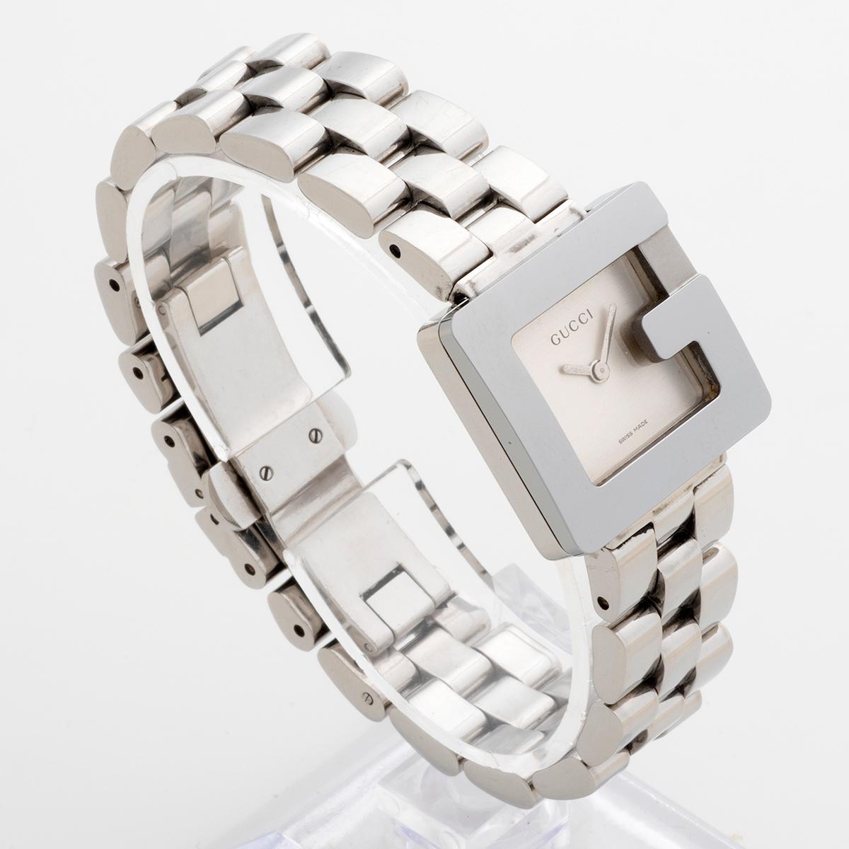 Unsere kultige Gucci G Uhr, Referenz 3600L, ist eine der bekanntesten Damenuhren der Welt. Ein Muss in den 1990er und 2000er Jahren, der Ära von Tom Ford, Gucci, dieses Beispiel verfügt über die weniger oft gesehenen silbernen Zifferblatt mit 23mm