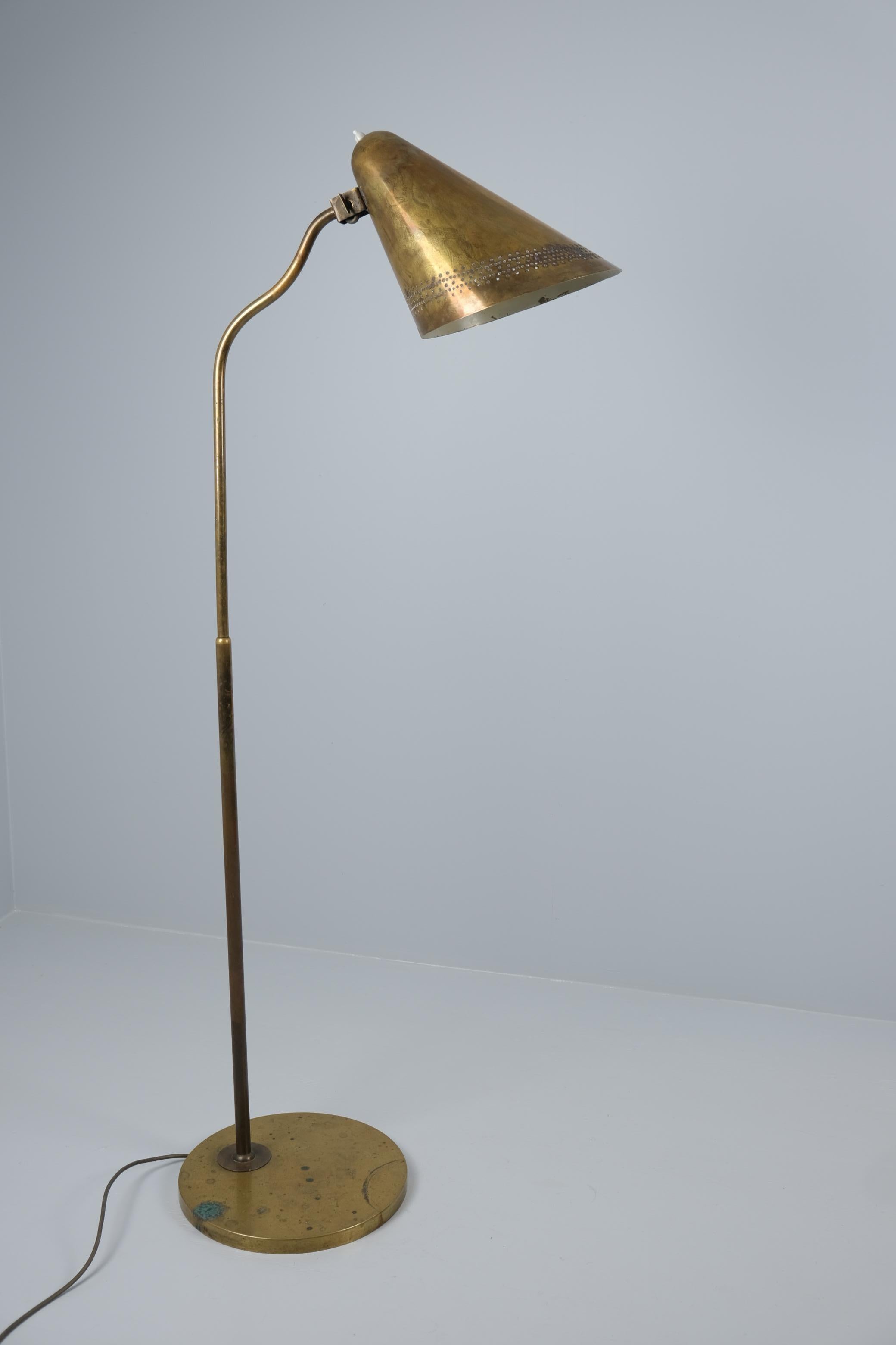 Iconica lampada da terra Gunnel Nyman Domus Academica in ottone traforato, Idman 1947 in vendita 8