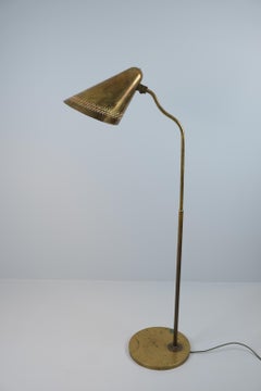 Icónica lámpara de pie Gunnel Nyman Domus Academica de latón perforado, Idman 1947