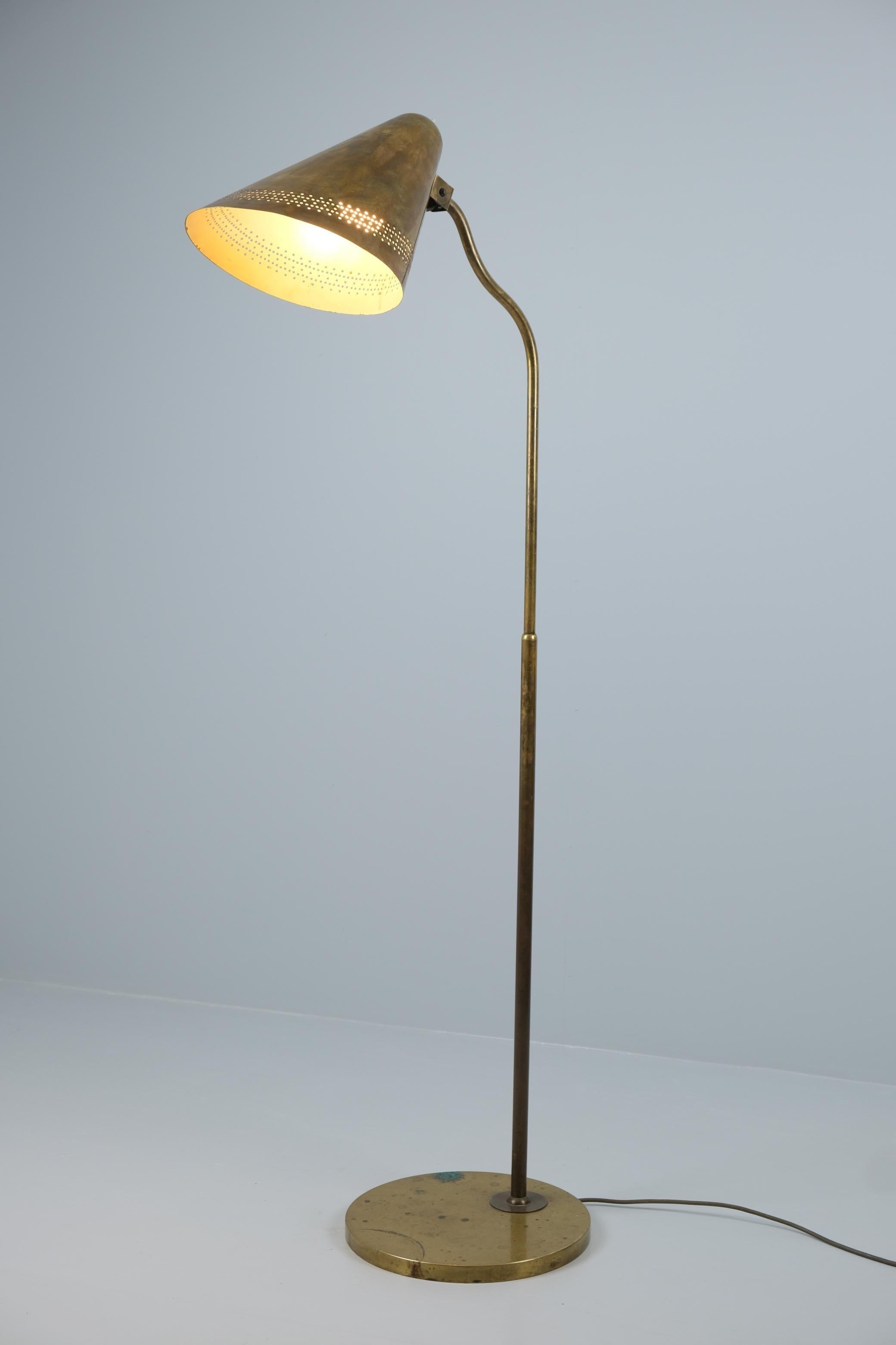 Scandinavo moderno Iconica lampada da terra Gunnel Nyman Domus Academica in ottone traforato, Idman 1947 in vendita
