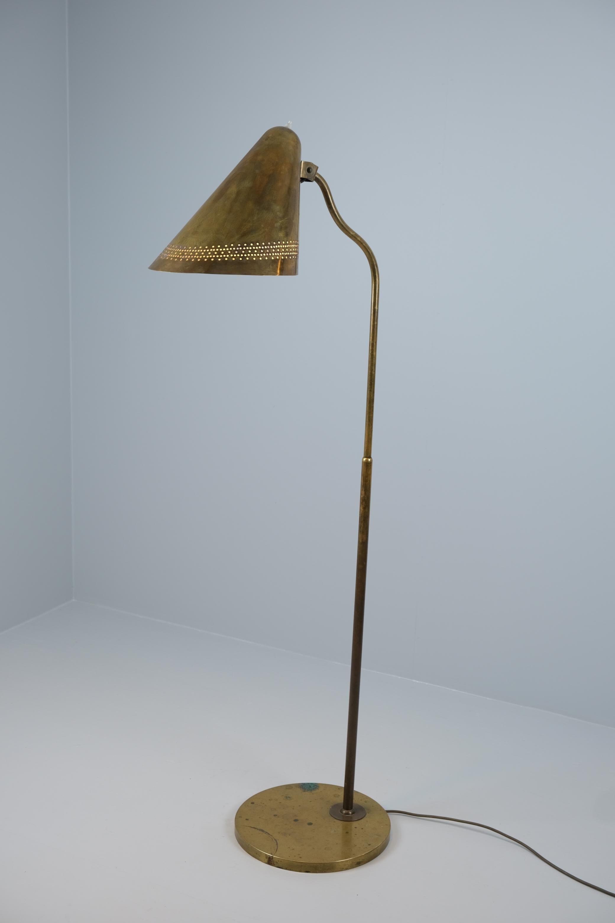 Finlandese Iconica lampada da terra Gunnel Nyman Domus Academica in ottone traforato, Idman 1947 in vendita