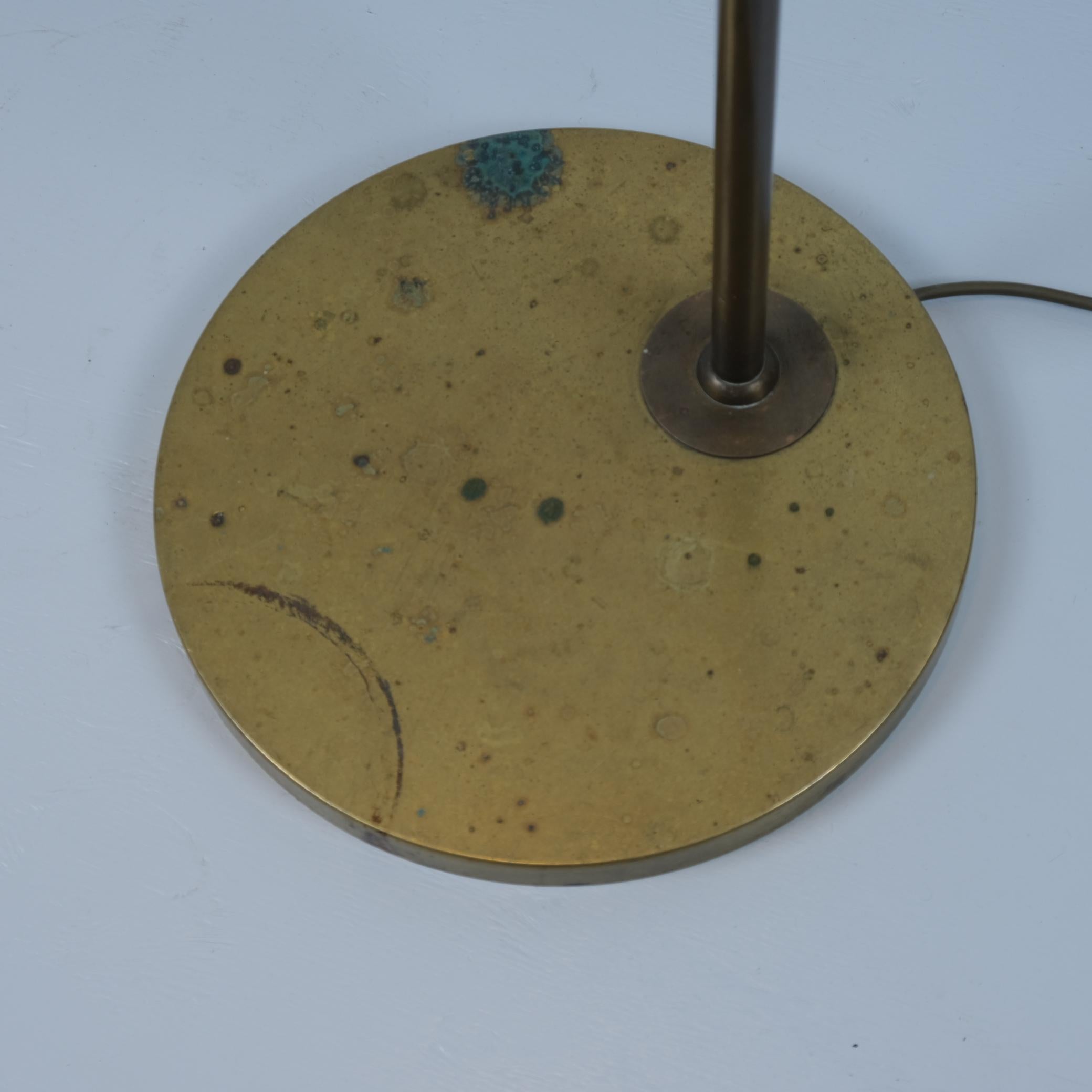 Iconica lampada da terra Gunnel Nyman Domus Academica in ottone traforato, Idman 1947 In condizioni buone in vendita a Helsinki, FI