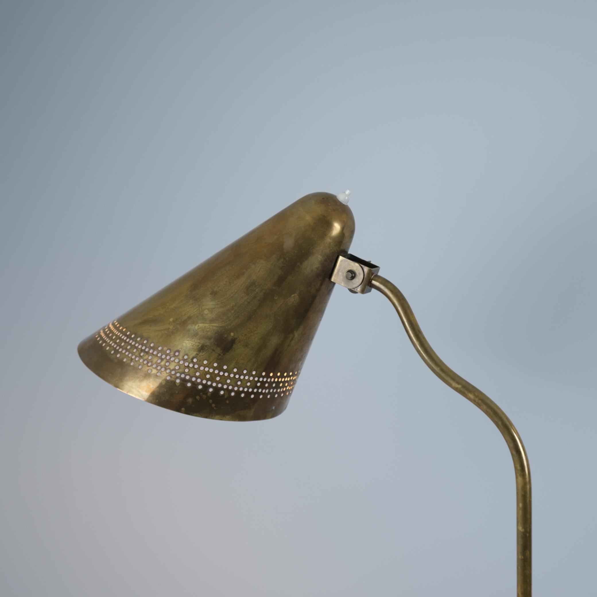 Metà XX secolo Iconica lampada da terra Gunnel Nyman Domus Academica in ottone traforato, Idman 1947 in vendita