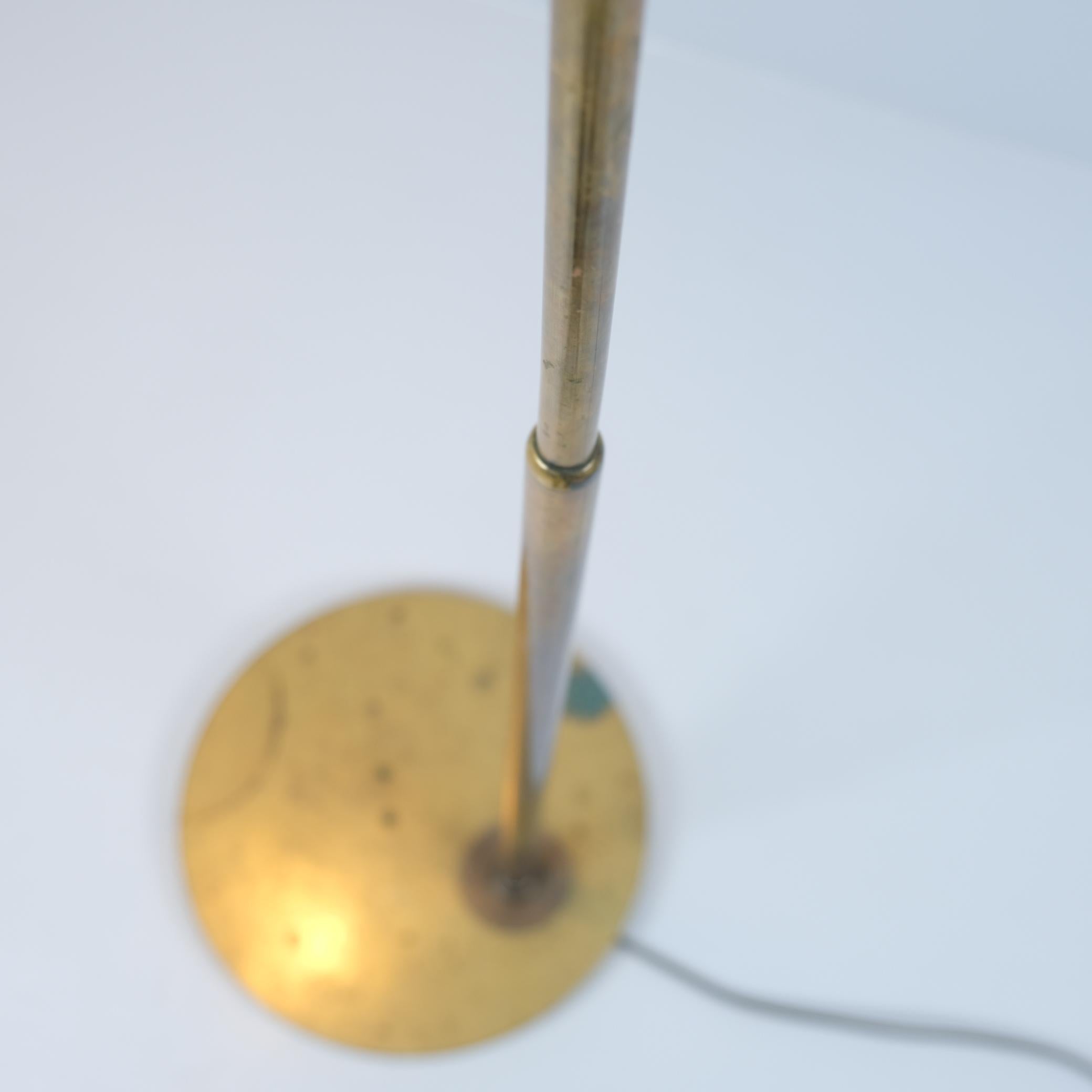 Ottone Iconica lampada da terra Gunnel Nyman Domus Academica in ottone traforato, Idman 1947 in vendita