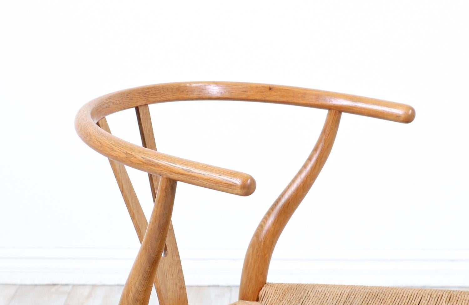 Fauteuil iconique Hans J. Wegner Wishbone en chêne pour Carl Hansen & Søn en vente 3