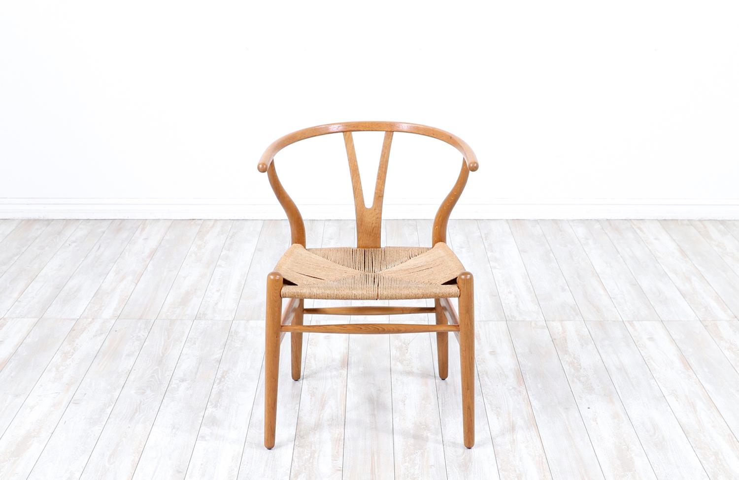 Mid-Century Modern Iconic Hans J. Wegner “Wishbone” Oak Arm Chair for Carl Hansen & Søn For Sale