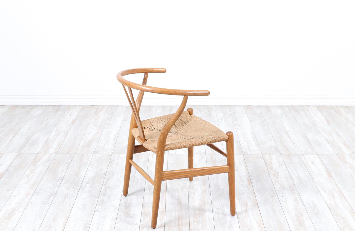 Iconic Hans J. Wegner “Wishbone” Oak Arm Chair for Carl Hansen & Søn In Excellent Condition For Sale In Los Angeles, CA