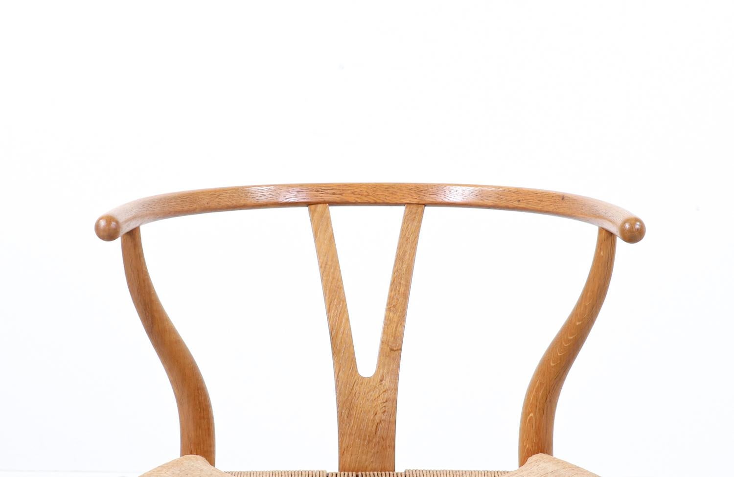Iconic Hans J. Wegner “Wishbone” Oak Arm Chair for Carl Hansen & Søn For Sale 2