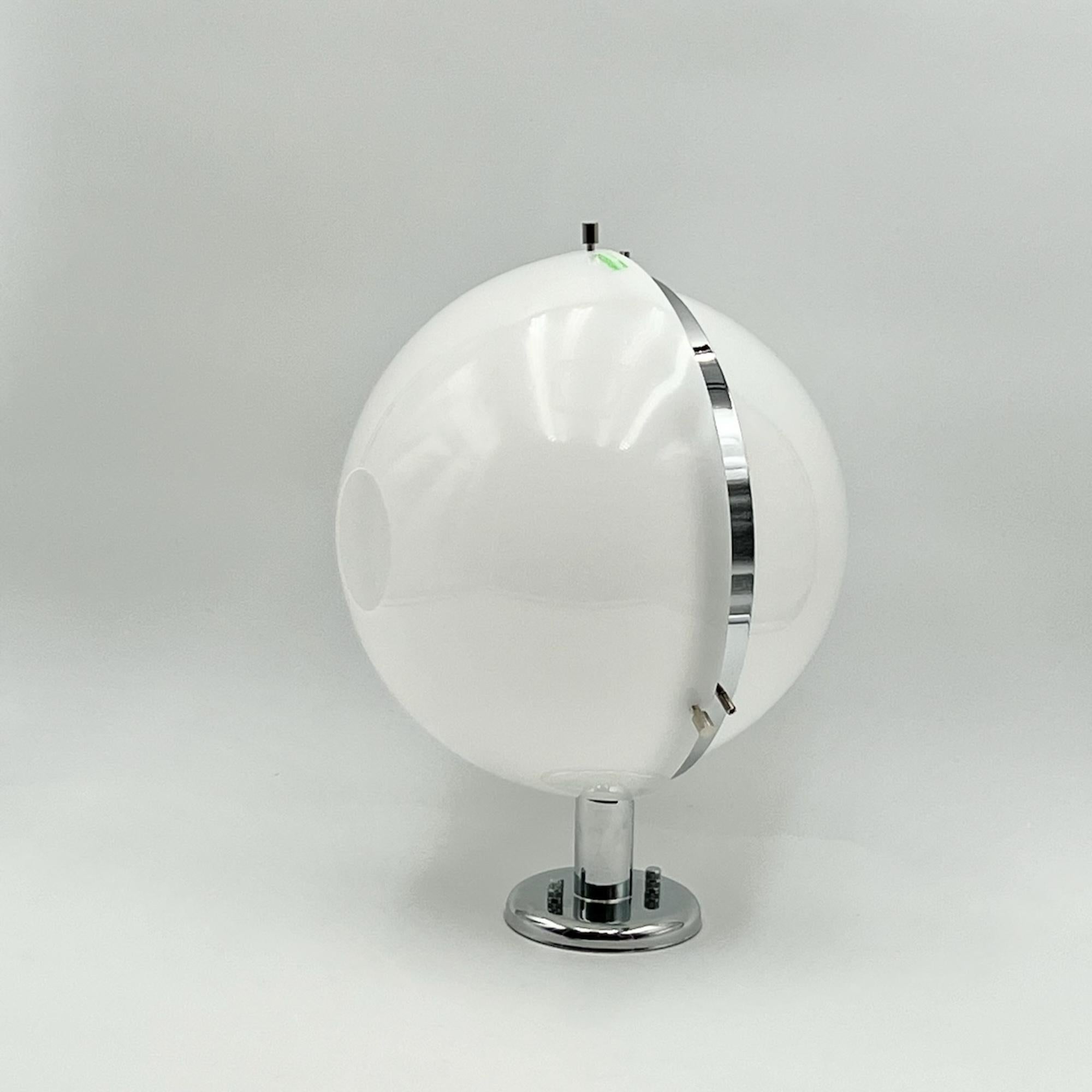 Ère spatiale Lampe emblématique Harveiluce Modèle 5005 en acrylique et métal, 1970 en vente